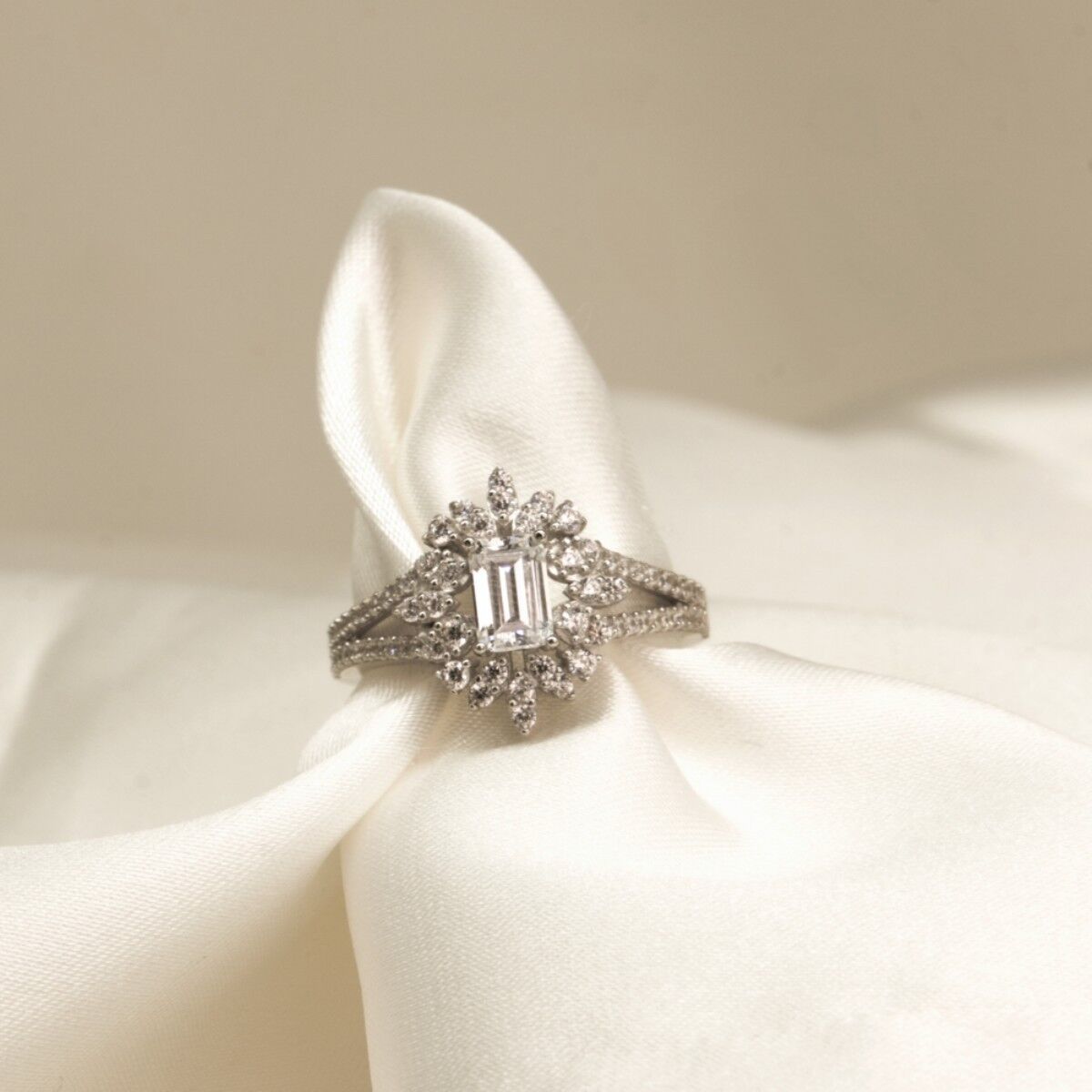 14 Ayar Baget Taş Etrafı Yaprak Detaylı Beyaz Altın Yüzük