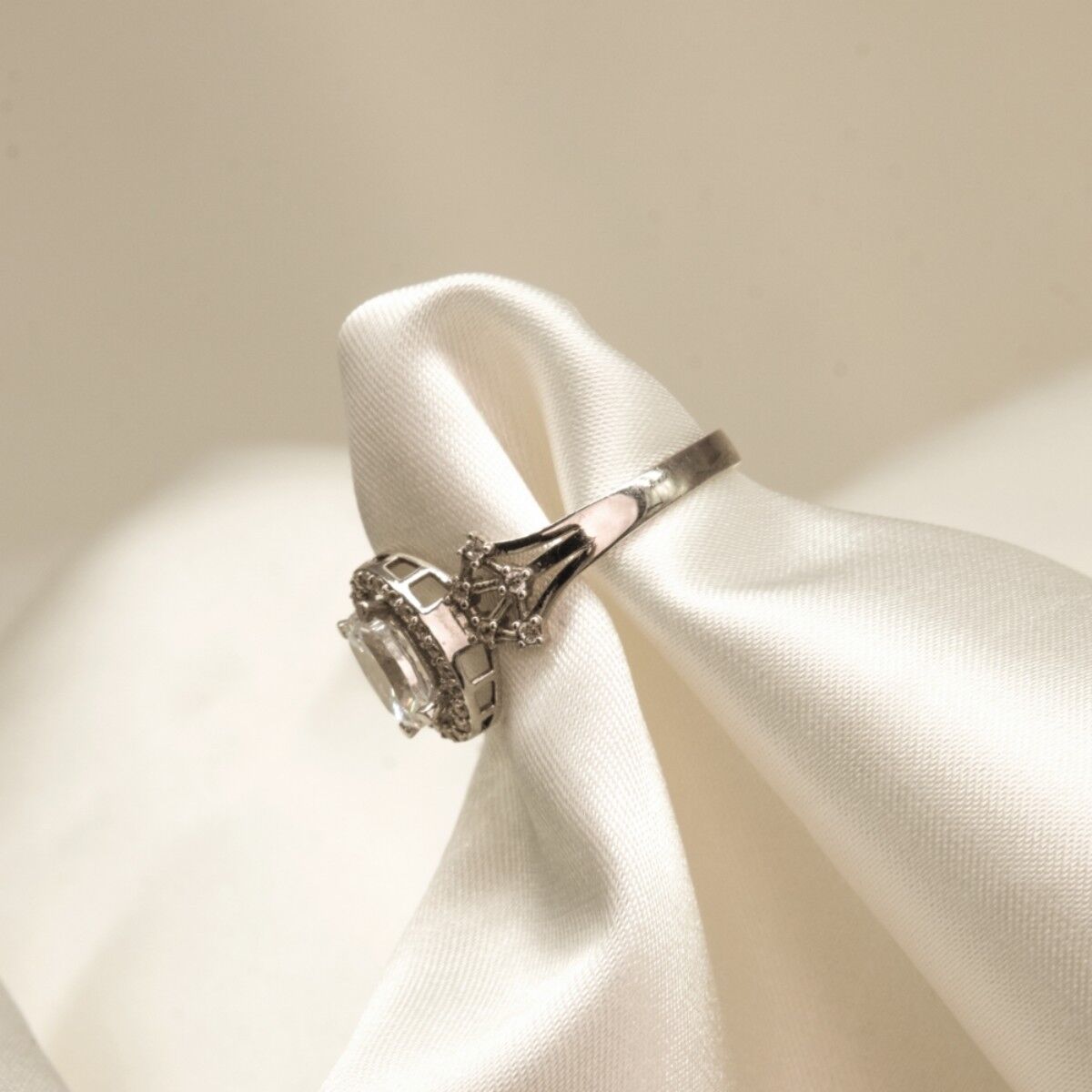 14 Ayar Oval Taş Etrafı Yuvarlak Taşlı Beyaz Altın Yüzük