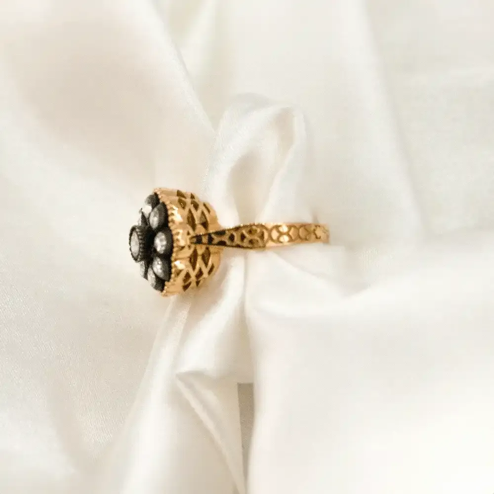 8 Ayar Çi̇çek Model Elmas Yüzük