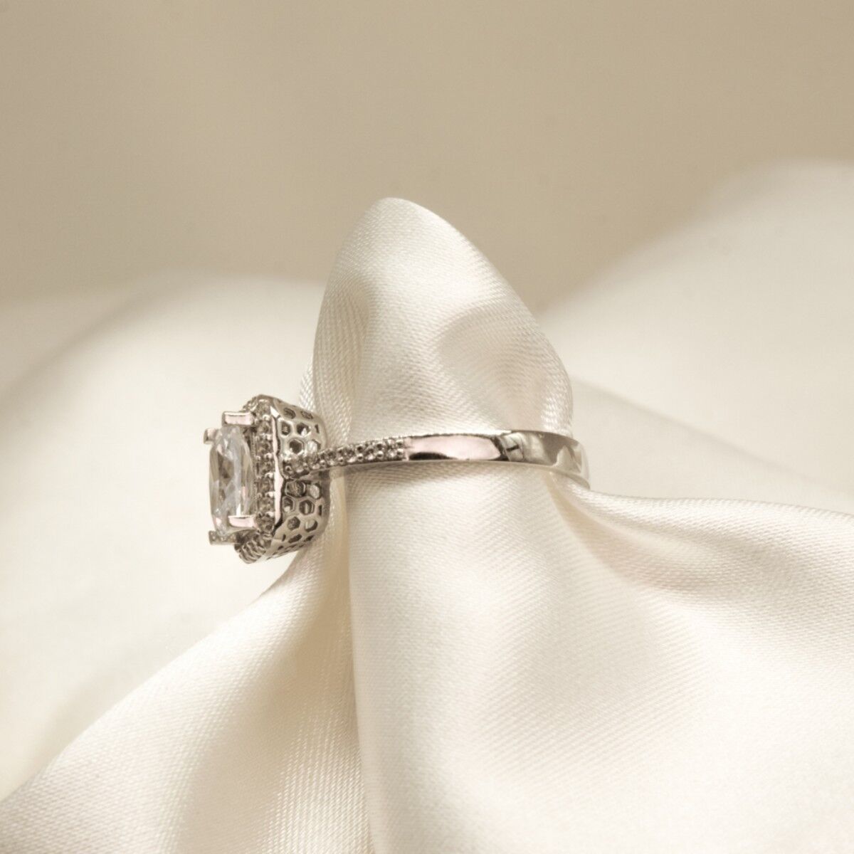 14 Ayar Yastık Kesim Etrafı Yuvarlak Taş Beyaz Altın Yüzük