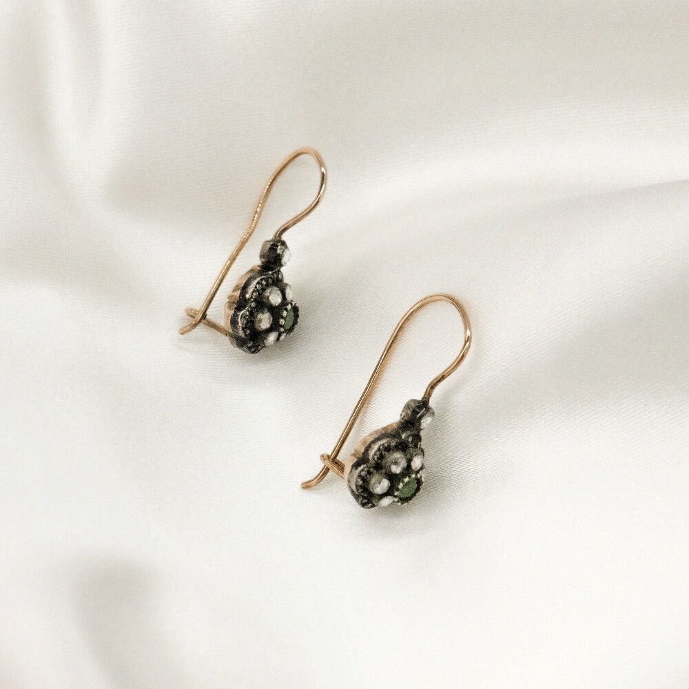 8 Ayar Ortası Zümrüt Taşlı Papatya Elmas Küpe