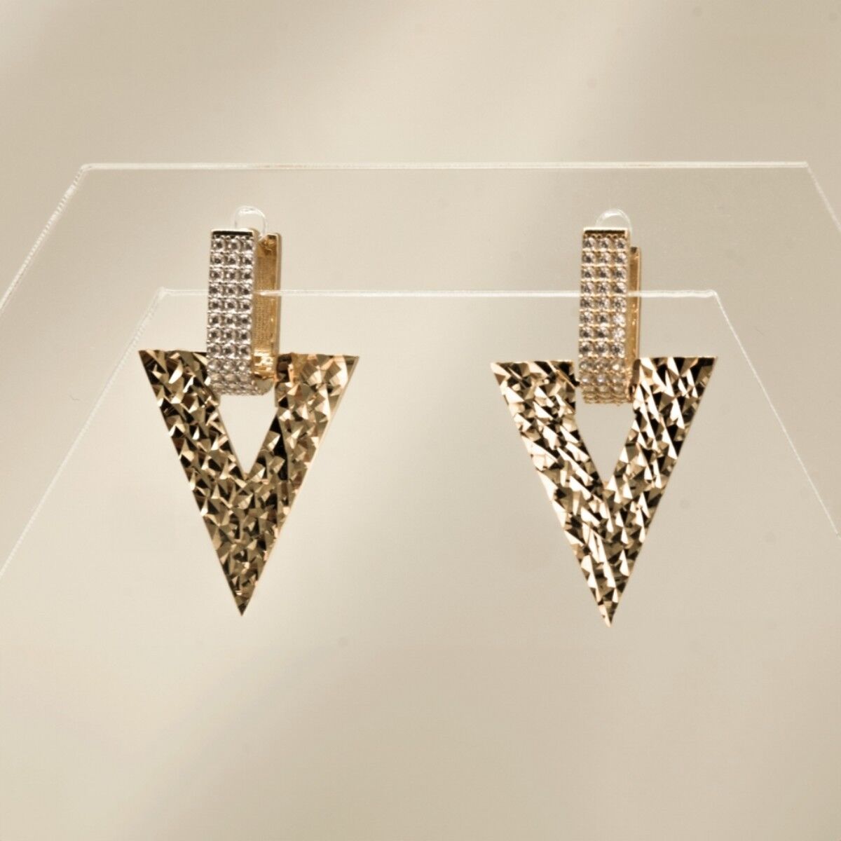 14 Ayar Üçgen Halkalı Beyaz Taşlı Altın Küpe