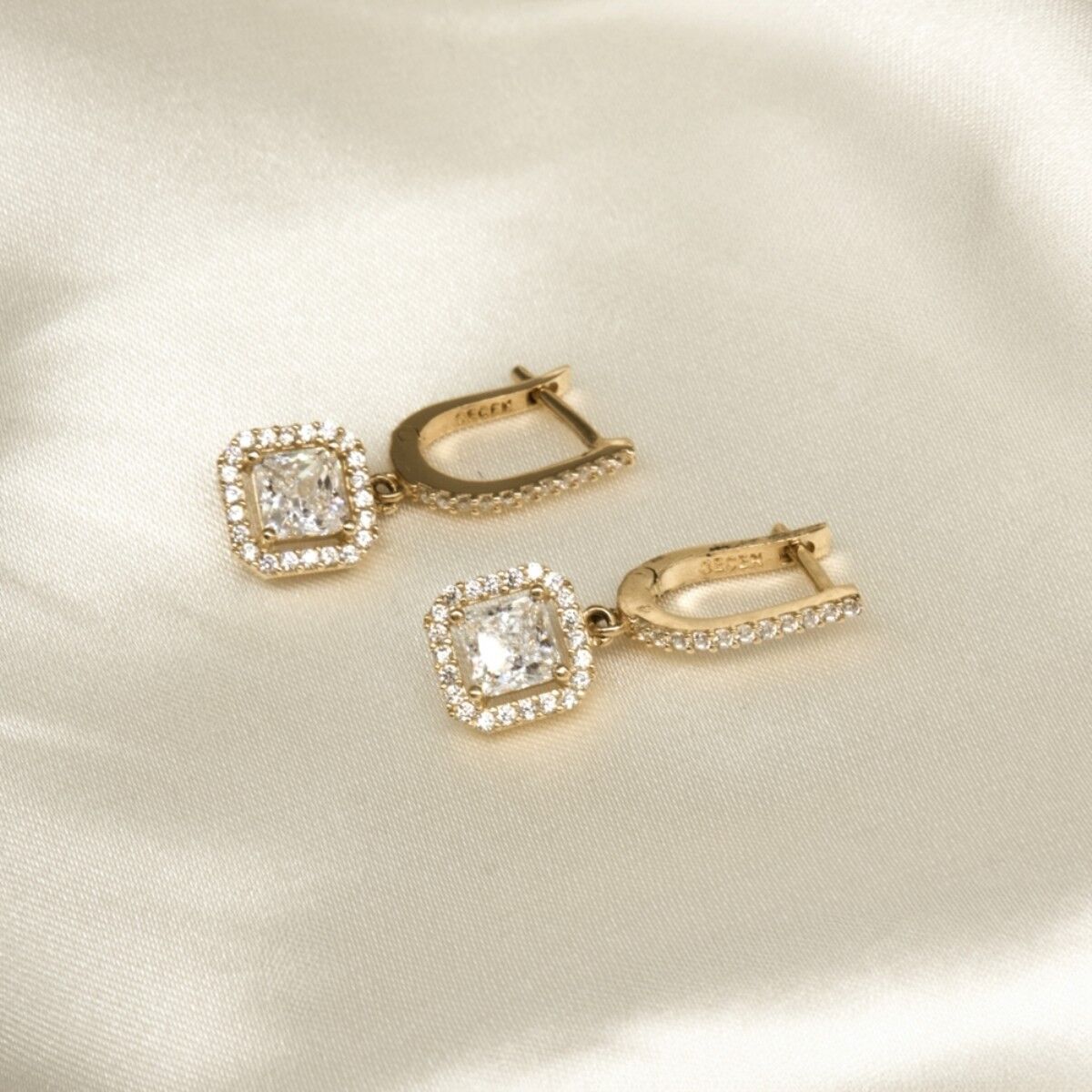 14 Ayar Kare Taşlı Etrafı Beyaz Taşlı Altın Küpe