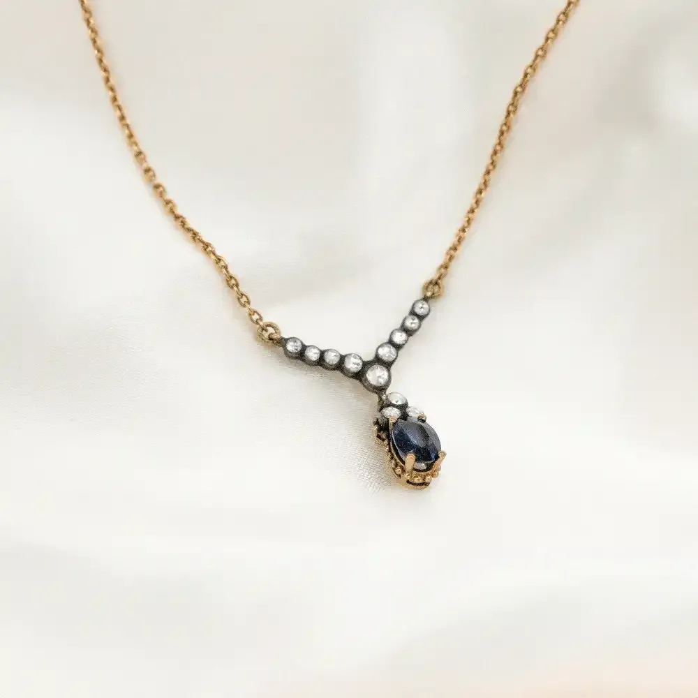 8 Ayar Ortası Oval Safi̇r Taşlı Kenarları Elmas Taşlı Kolye