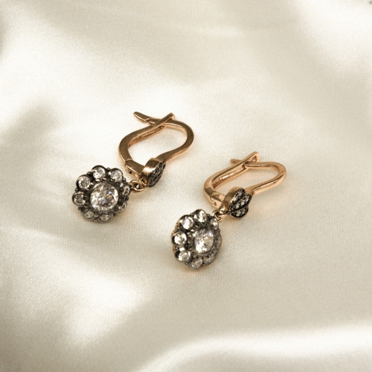 14 Ayar Ortası Ve Etrafı Yuvarlak Taş Detaylı Altın Küpe