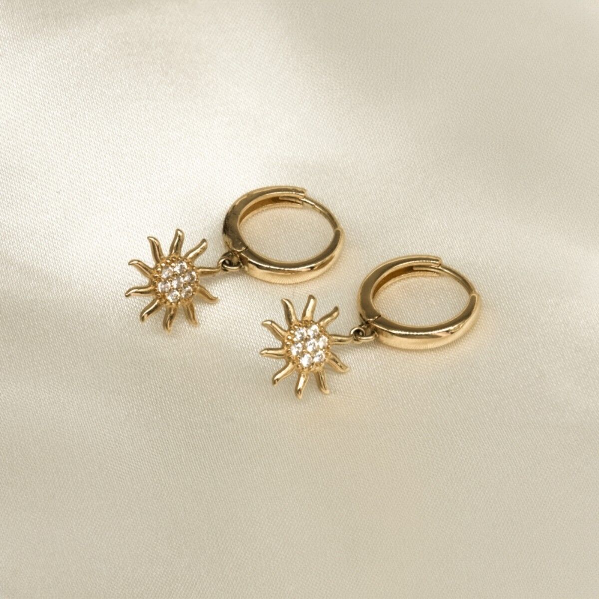 14 Ayar Beyaz Taşlı Etrafı Güneş Detaylı Halkalı Altın Küpe