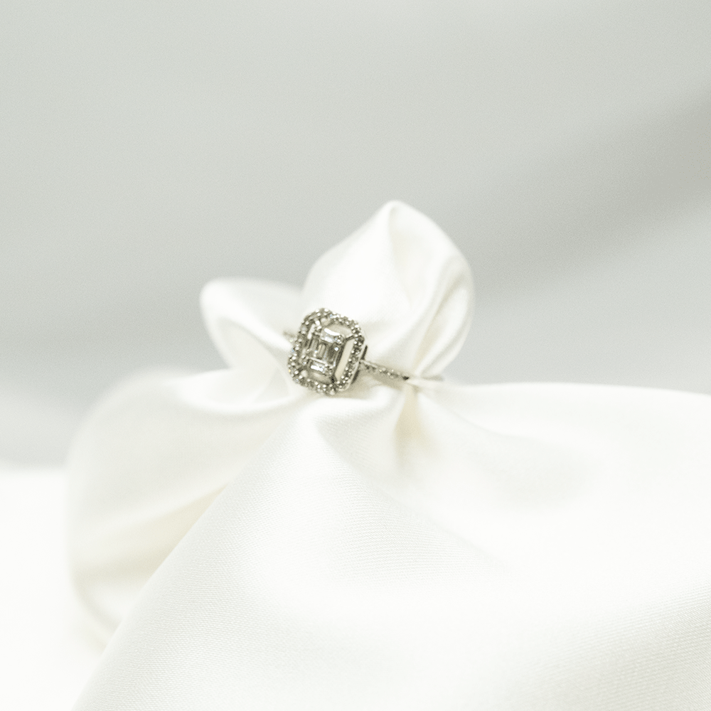 8 Ayar Boşluklu Baget Taşlı Pırlanta Yüzük