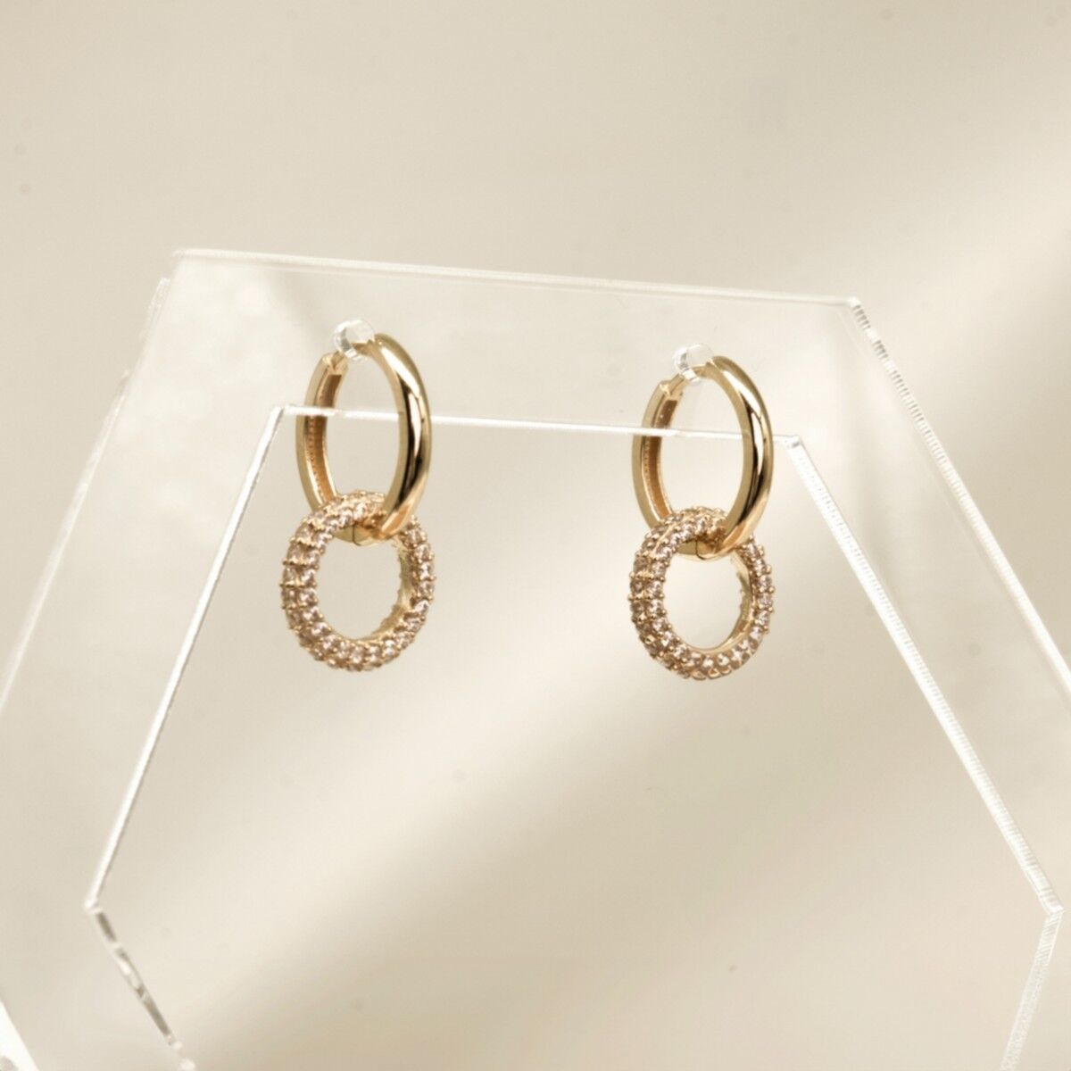 14 Ayar Beyaz Taşlı Çift Halkalı Altın Küpe