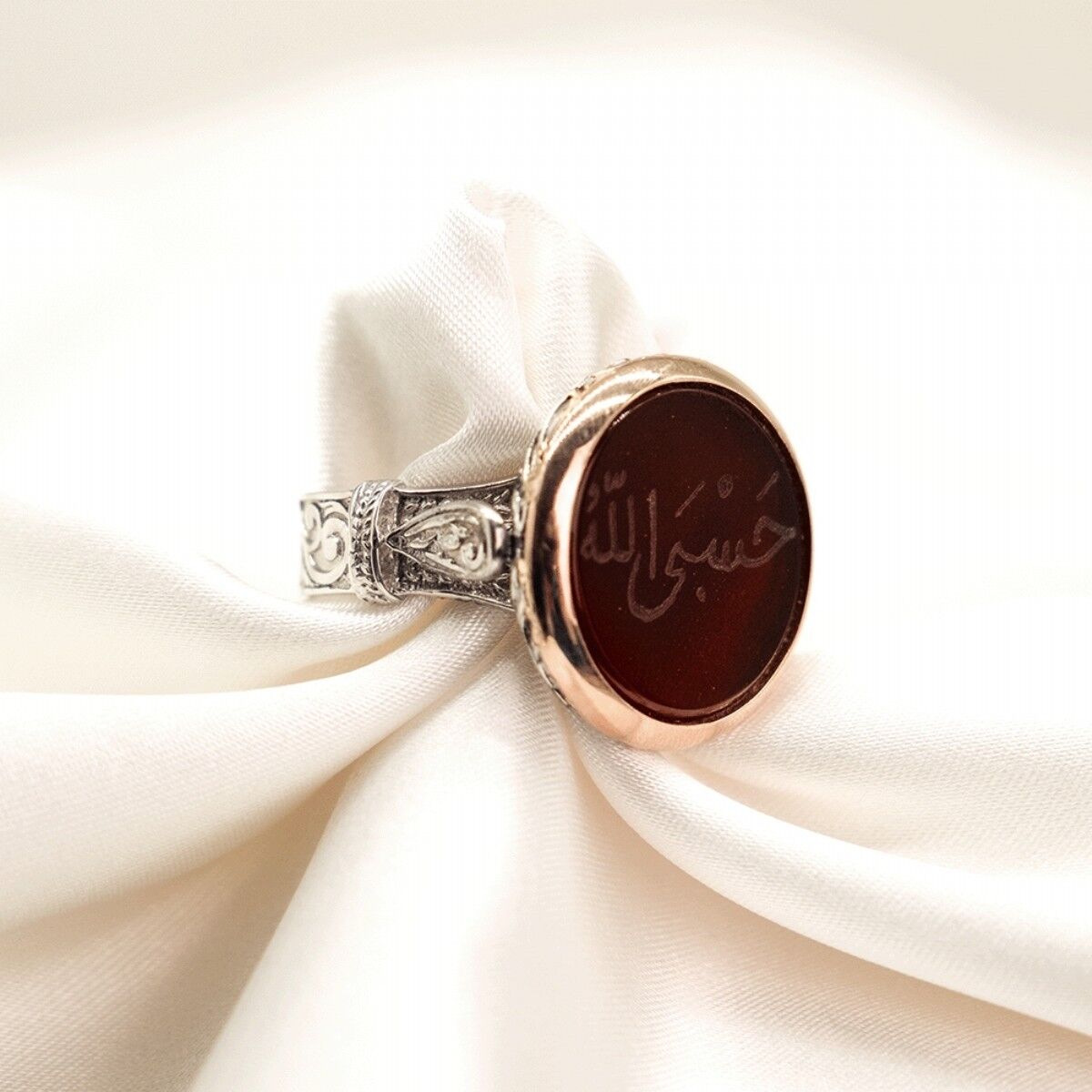 14 Ayar Kırmızı Taşlı Arapça Yazılı Erkek Altın Yüzük