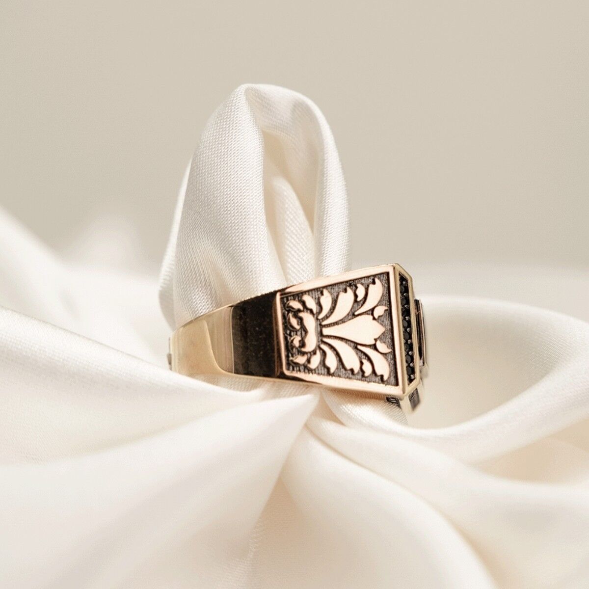 14 Ayar Siyah Küçük Taşlı Ortası Kare Erkek Altın Yüzük