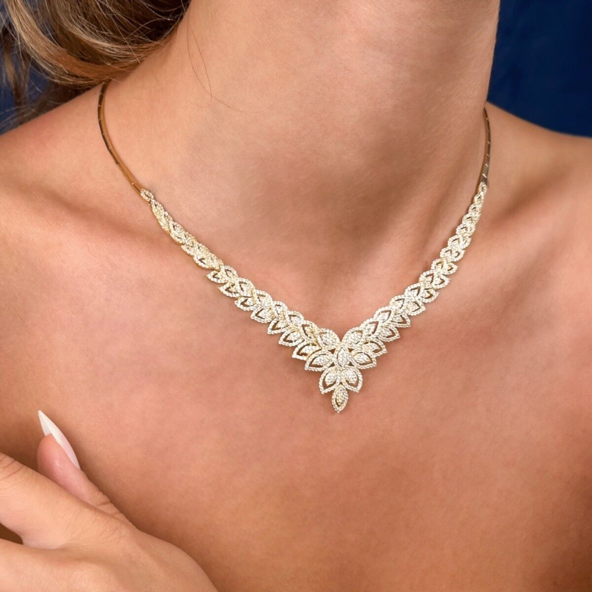 14 Ayar Beyaz Taşlı Yaprak Desenli Altın Gerdanlık
