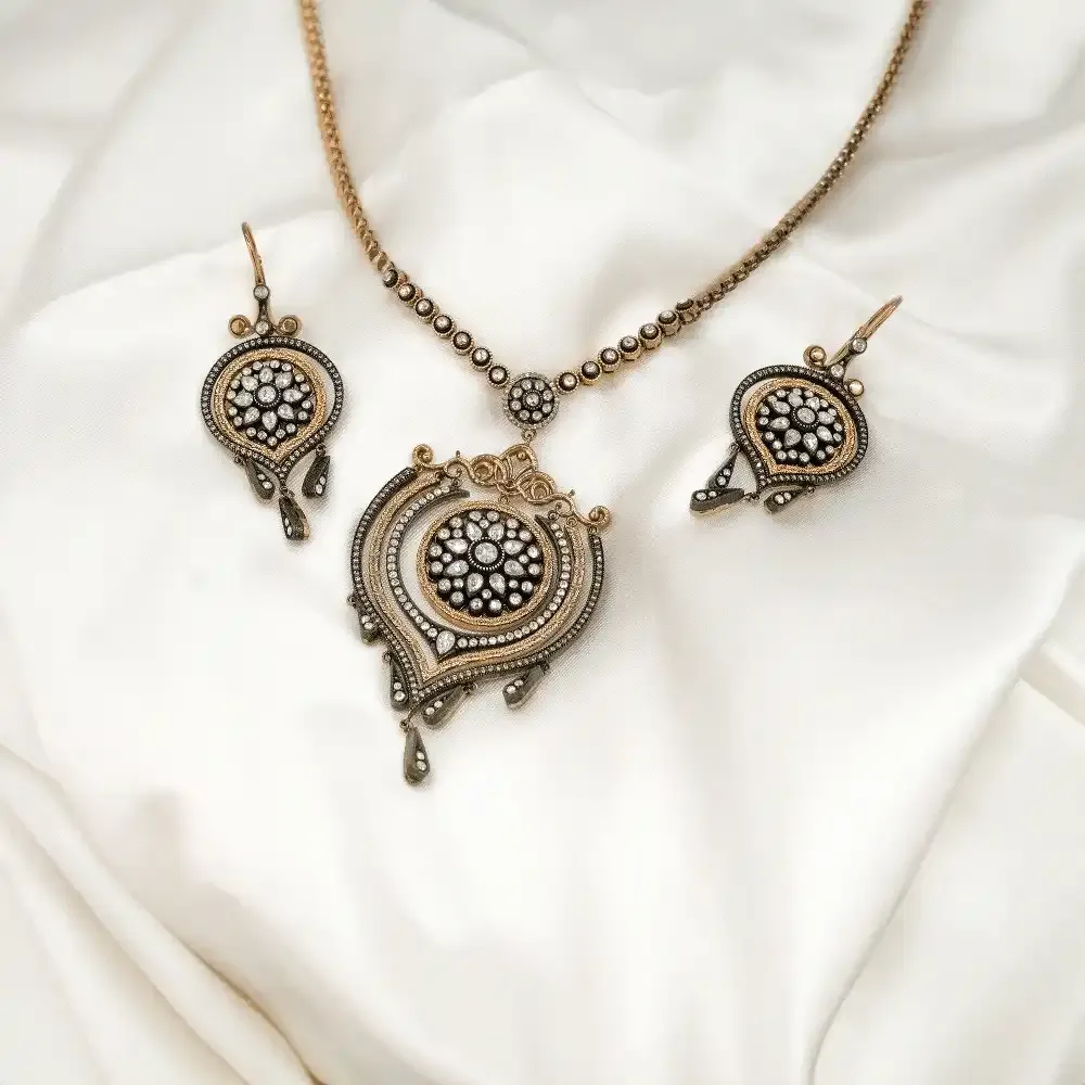 8 Ayar Anti̇ka Sallantılı Elmas Küpe