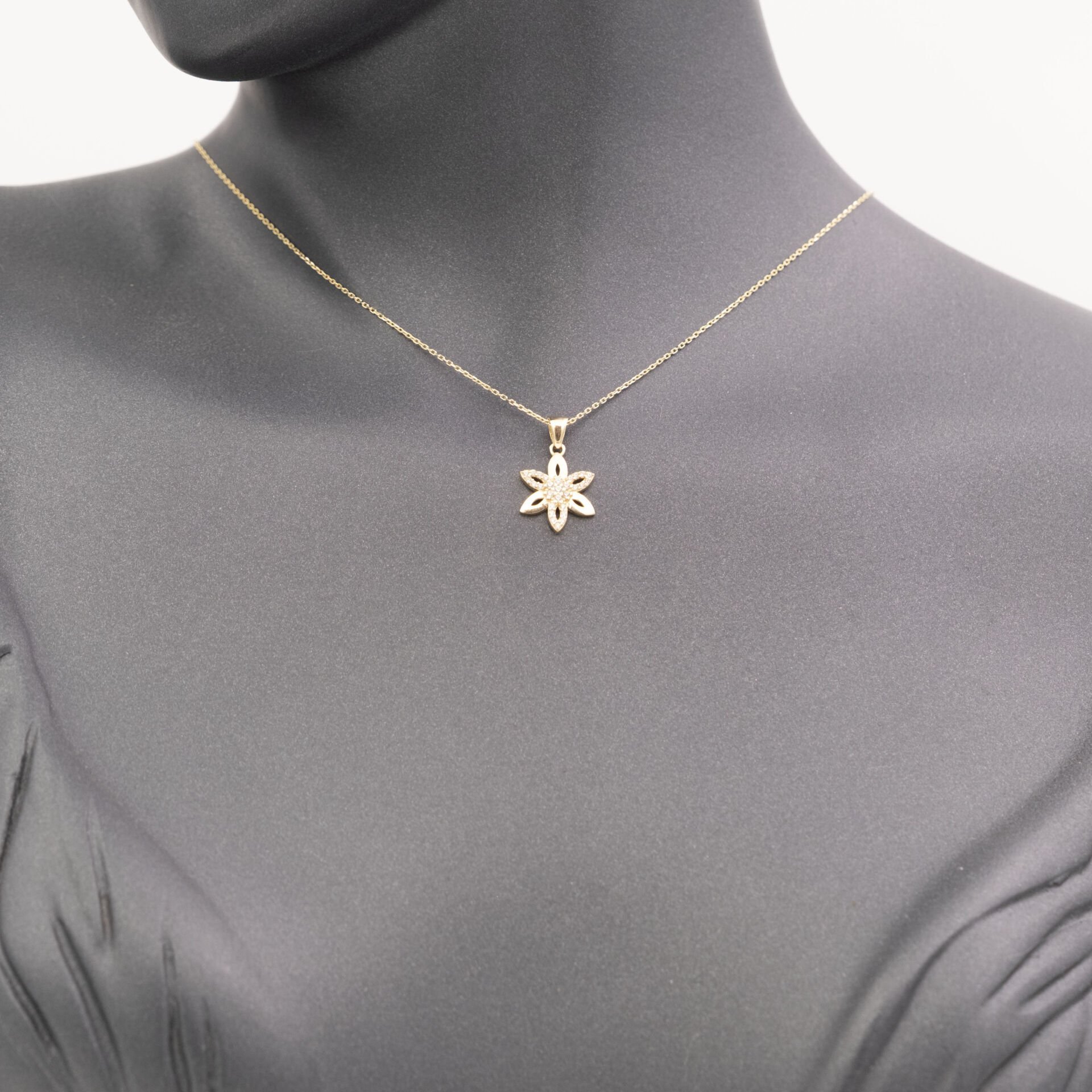 14 Taşlı Detaylı Çiçek Altın Kolye