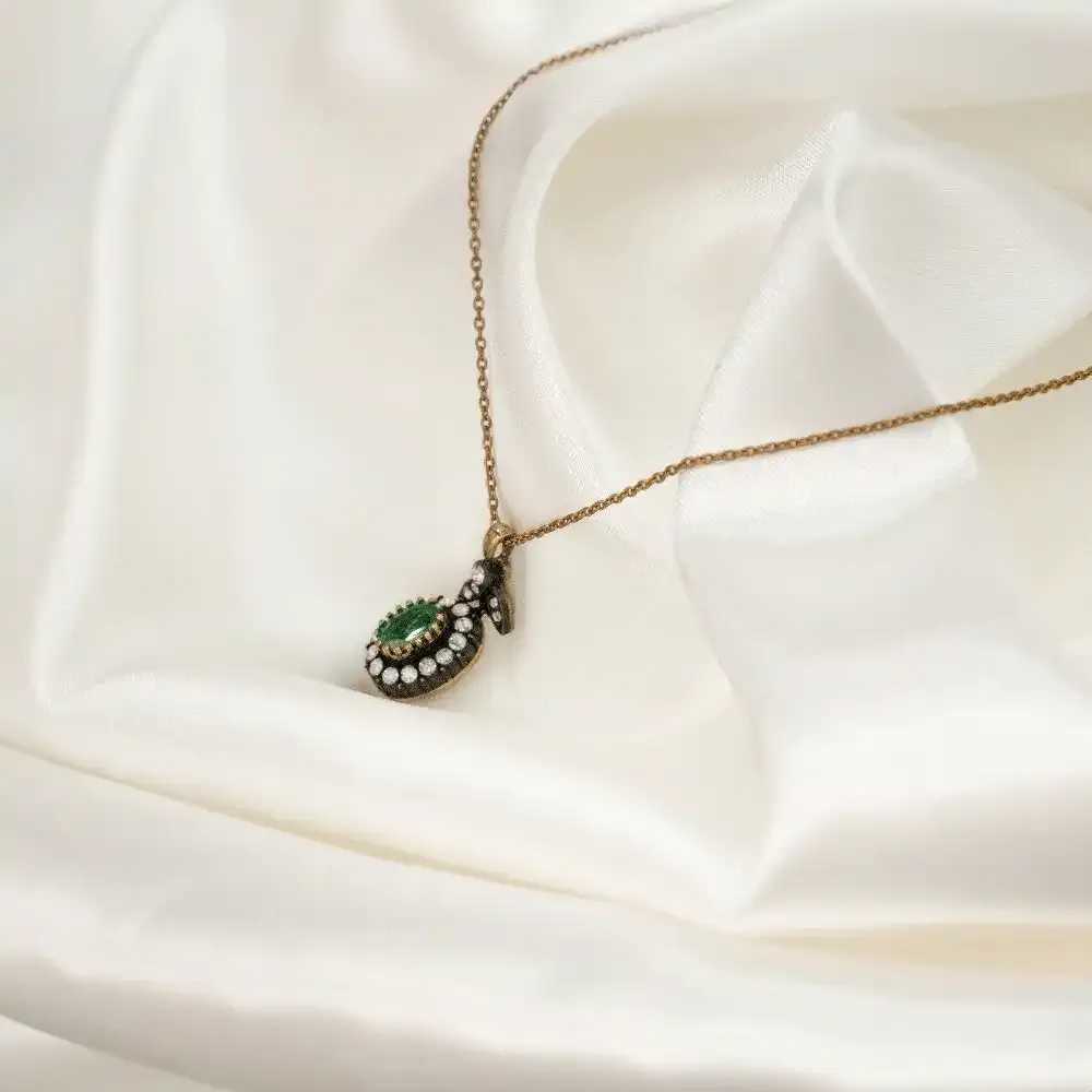 8 Ayar Ortası Zümrüt Taşlı Çerçeveli̇ Elmas Kolye