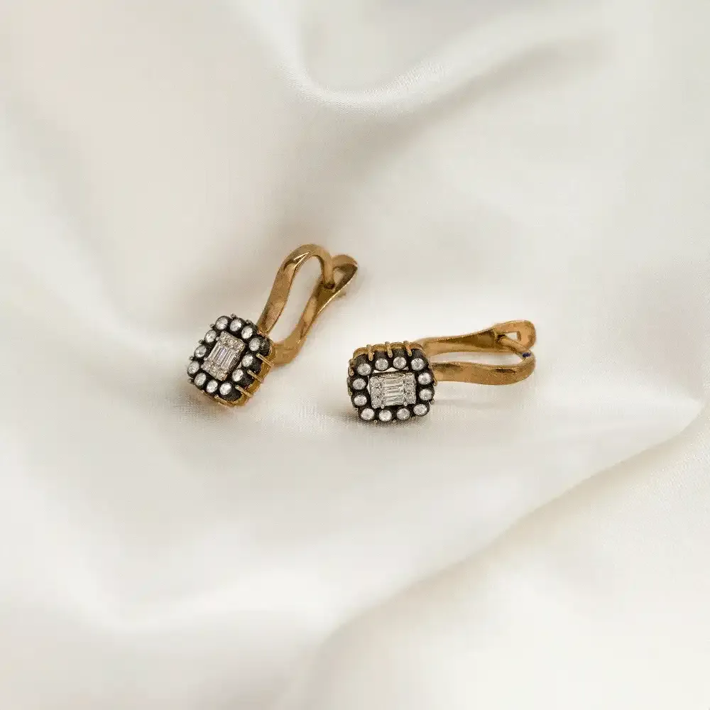 8 Ayar Ortası Baget Taşlı Çerçeveli̇ Elmas Küpe