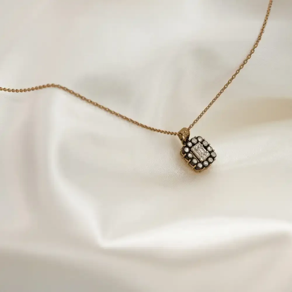 8 Ayar Ortası Baget Taşlı Çerçeveli̇ Elmas Kolye