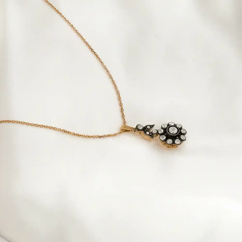 8 Ayar Çi̇çek Model Elmas Kolye