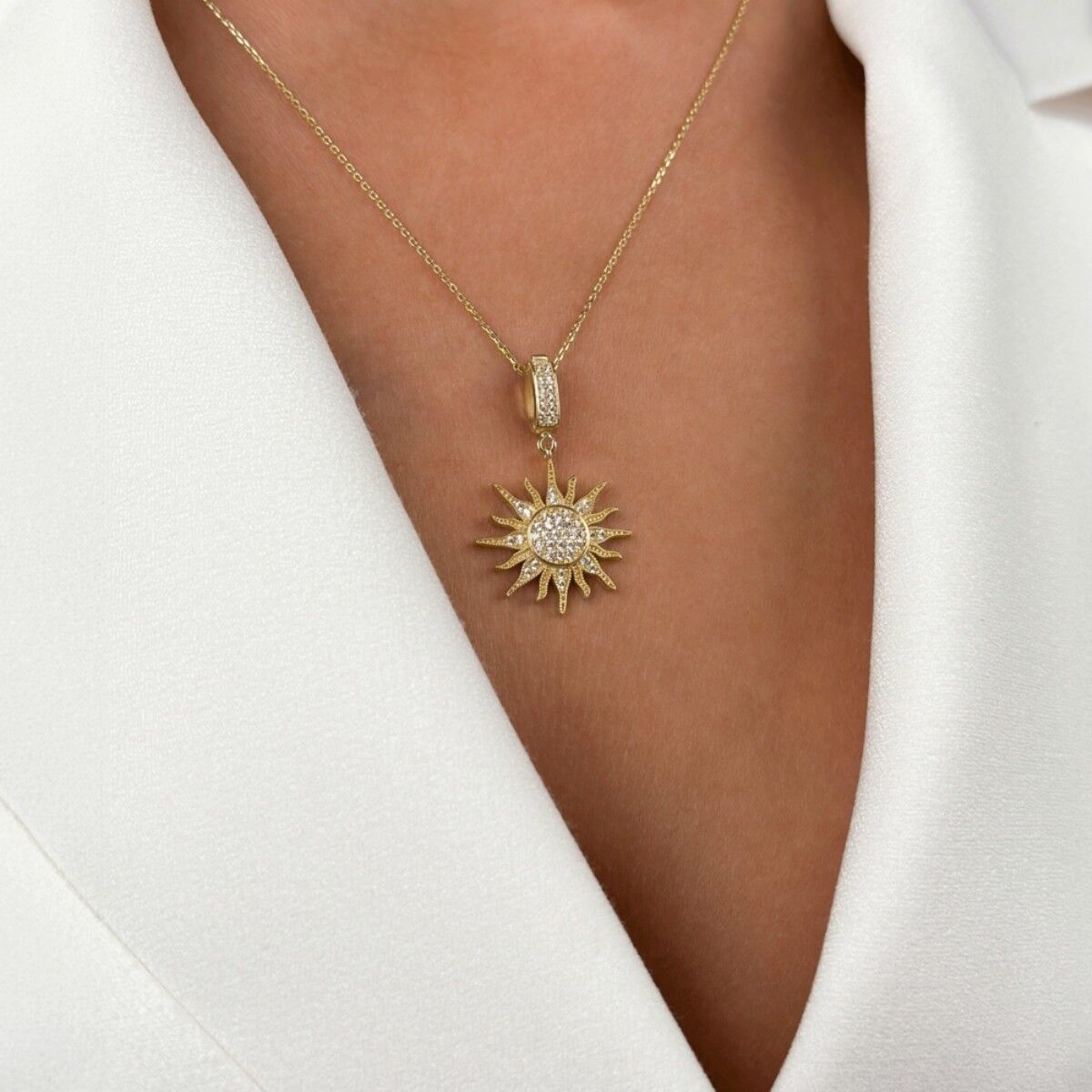 14 Ayar Beyaz Taşlı Güneş Görünümlü Altın Kolye Ucu