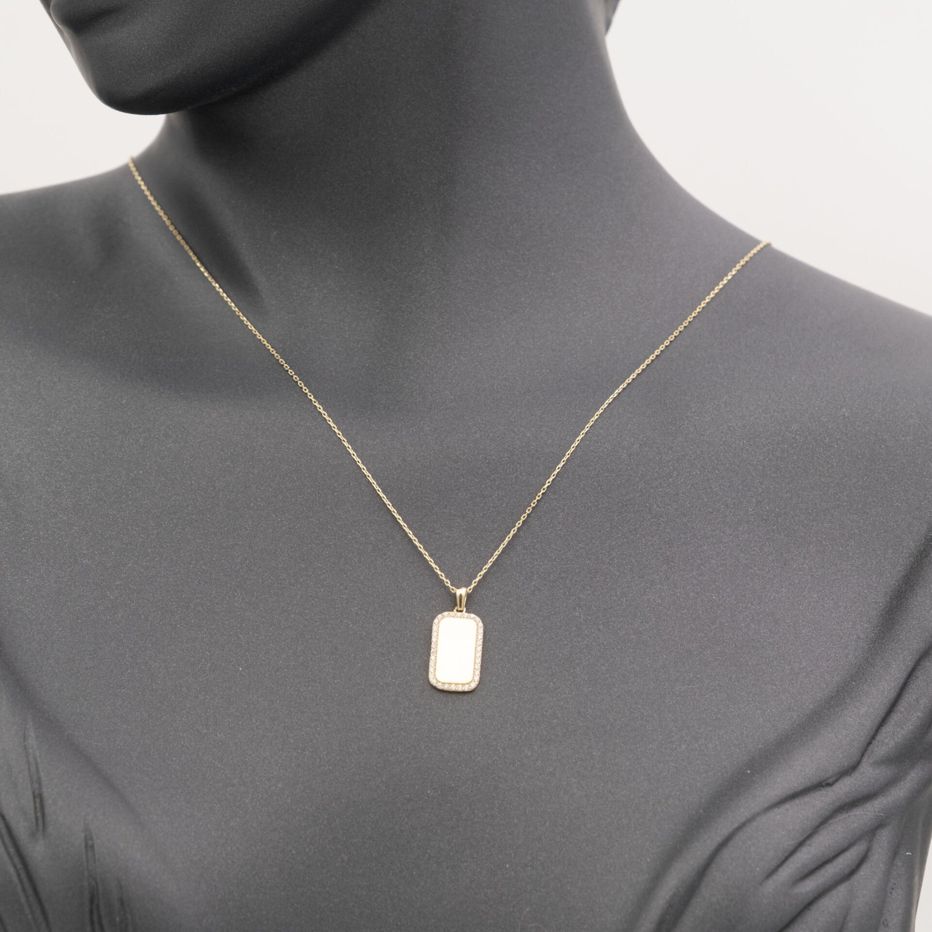 14 Dikdörtgen Taşlı Plaka Altın Kolye