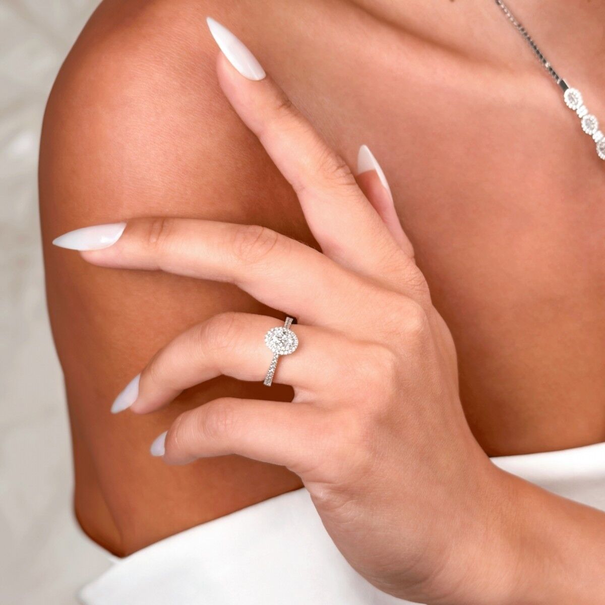 14 Ayar Beyaz Oval Taşlı Detaylı Beyaz Altın Yüzük