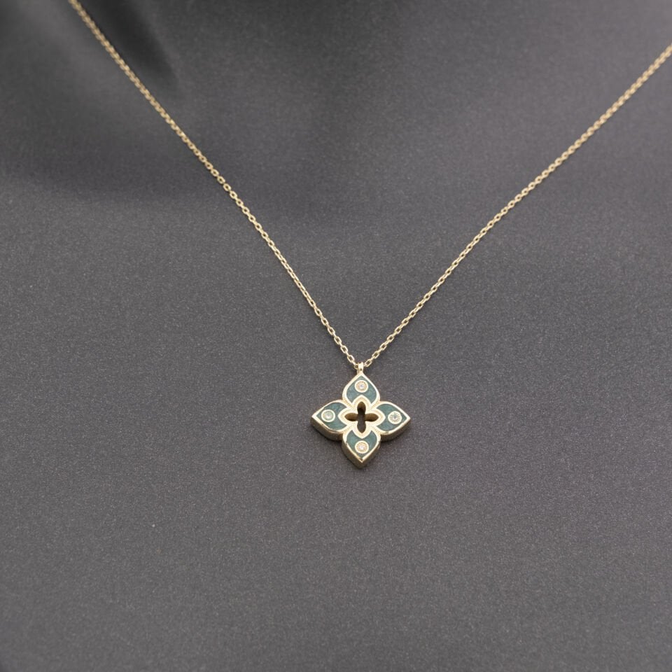 14 Siyah Mineli Çiçek Altın Kolye