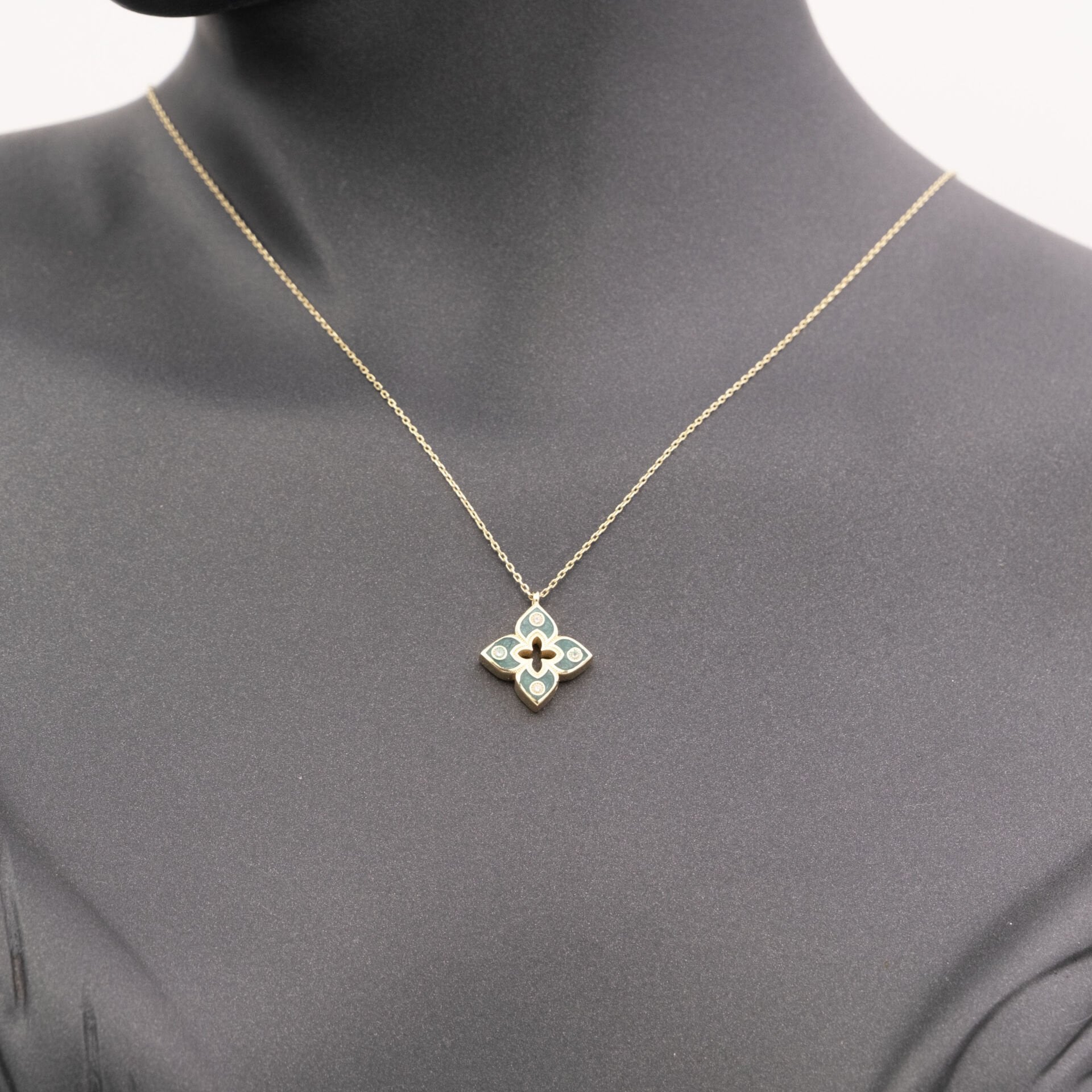 14 Ayar Siyah Mineli Çiçek Altın Kolye