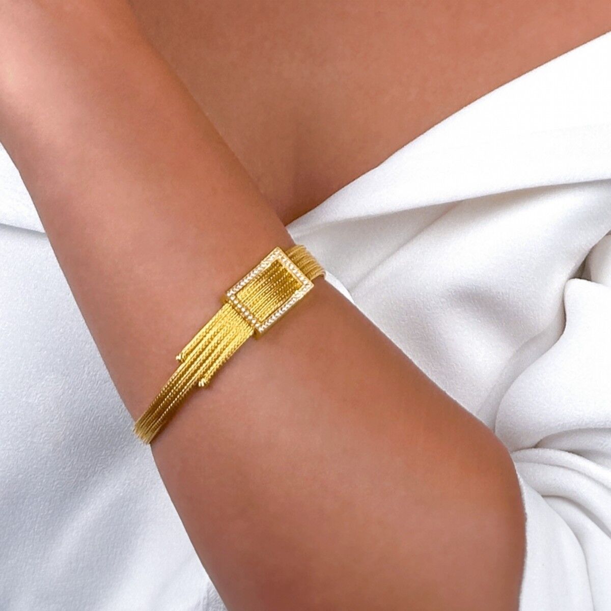 14 Ayar Ortası Kare Beyaz Taş Detaylı Hasır Altın Bileklik