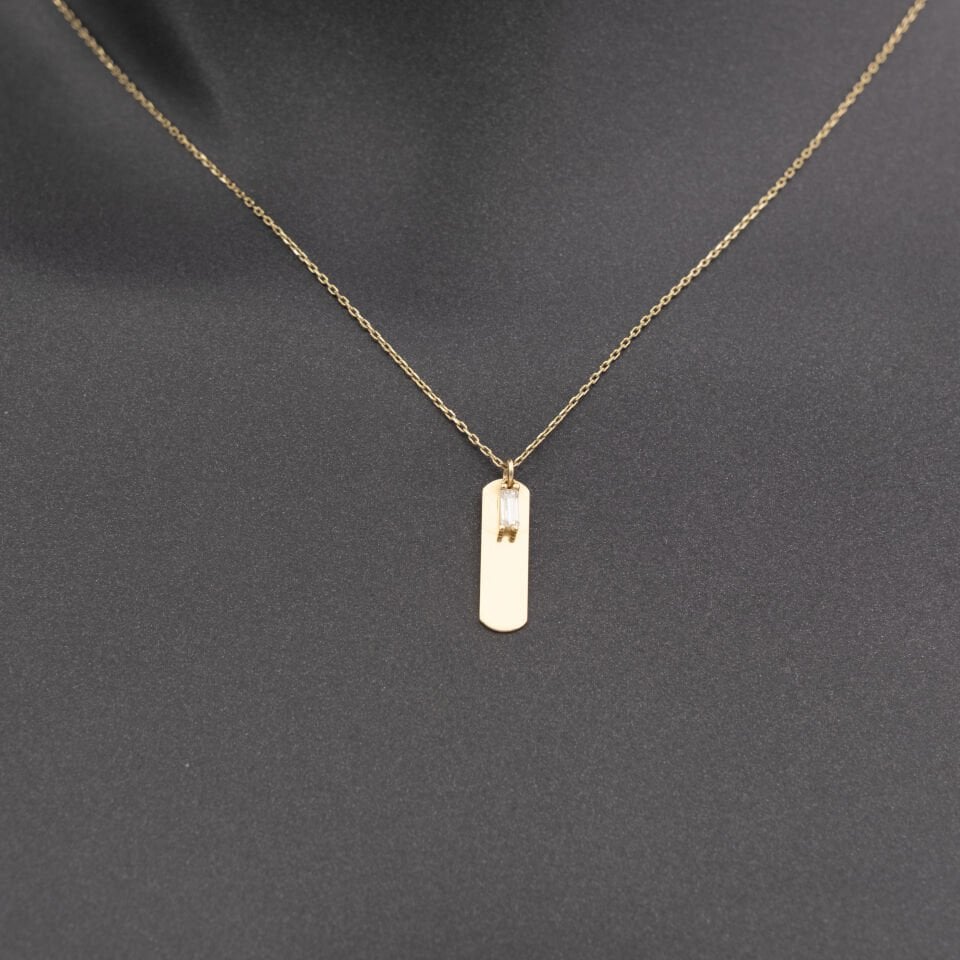 14 Ayar Taşlı Detaylı Plaka Altın Kolye