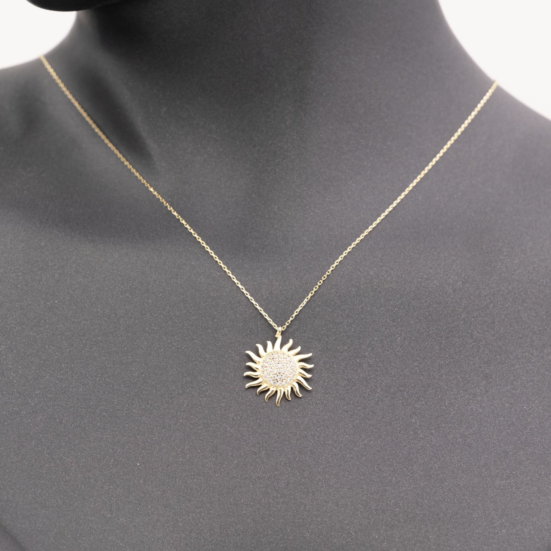 14 Taşlı Güneş Detaylı Altın Kolye