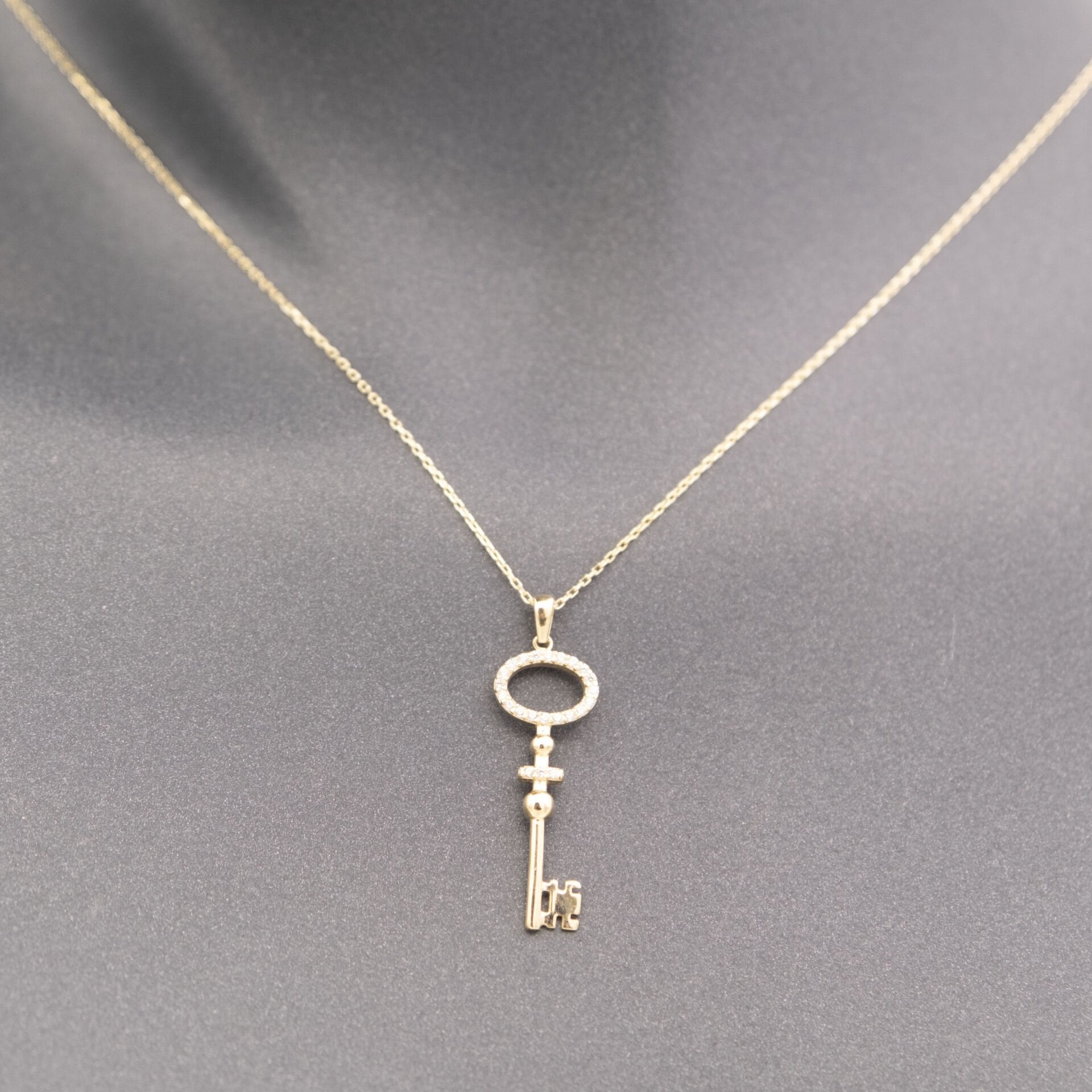 14 Ayar Taşlı Detaylı Anahtar Altın Kolye