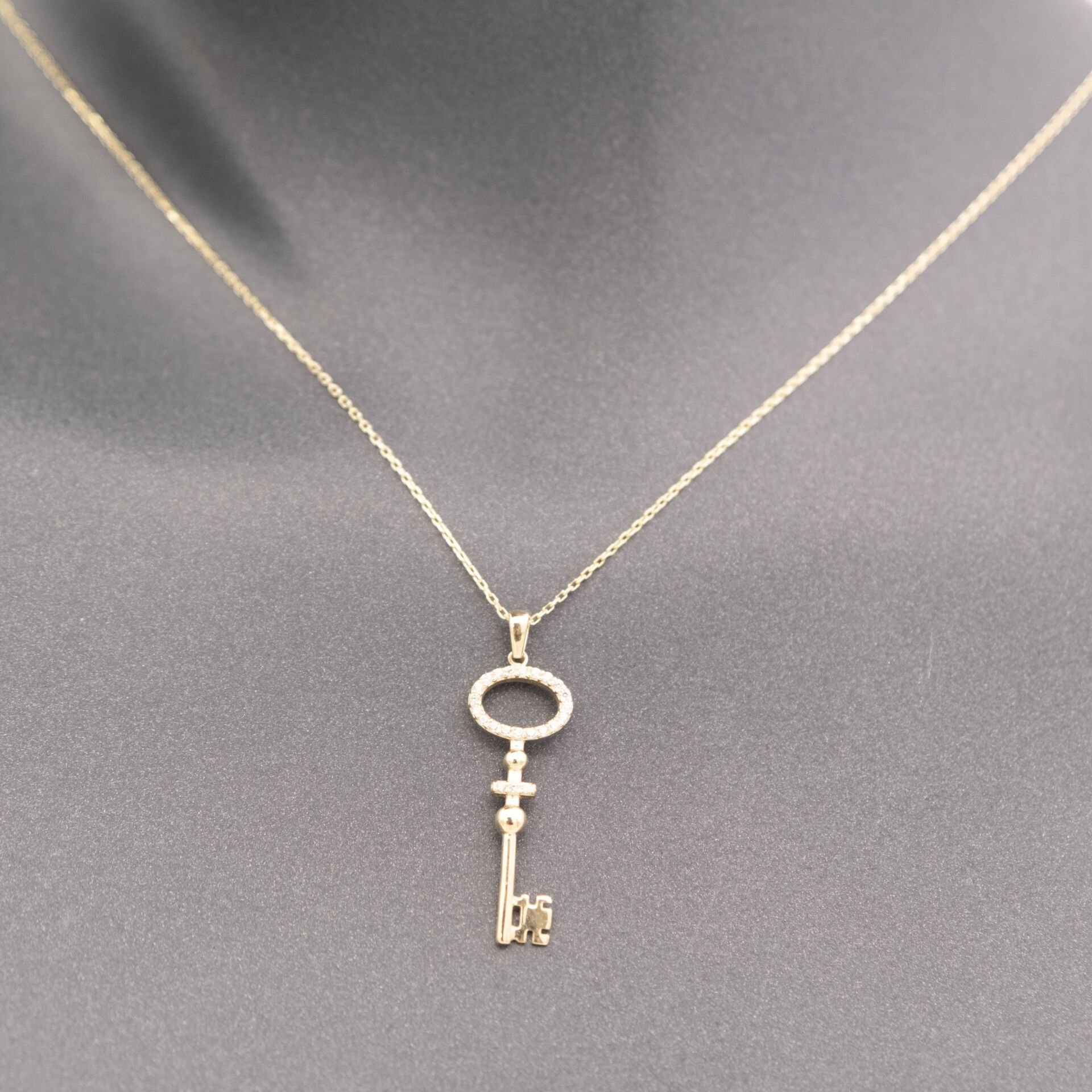 14 Taşlı Detaylı Anahtar Altın Kolye