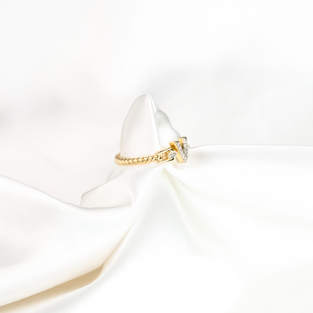 14 Ayar Taşlı V Harfli Altın Yüzük