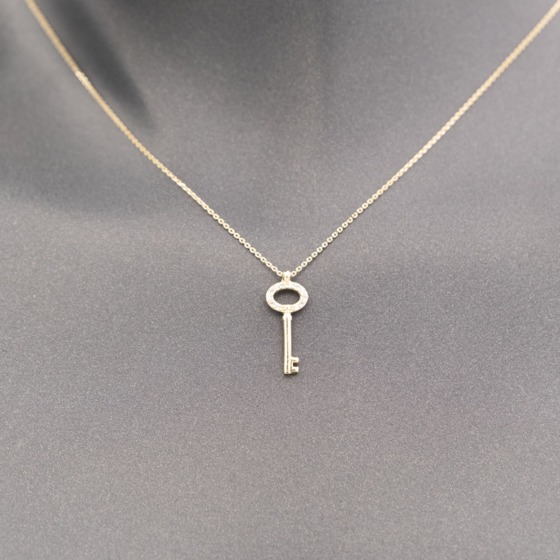 14 Taşlı Anahtar Altın Kolye