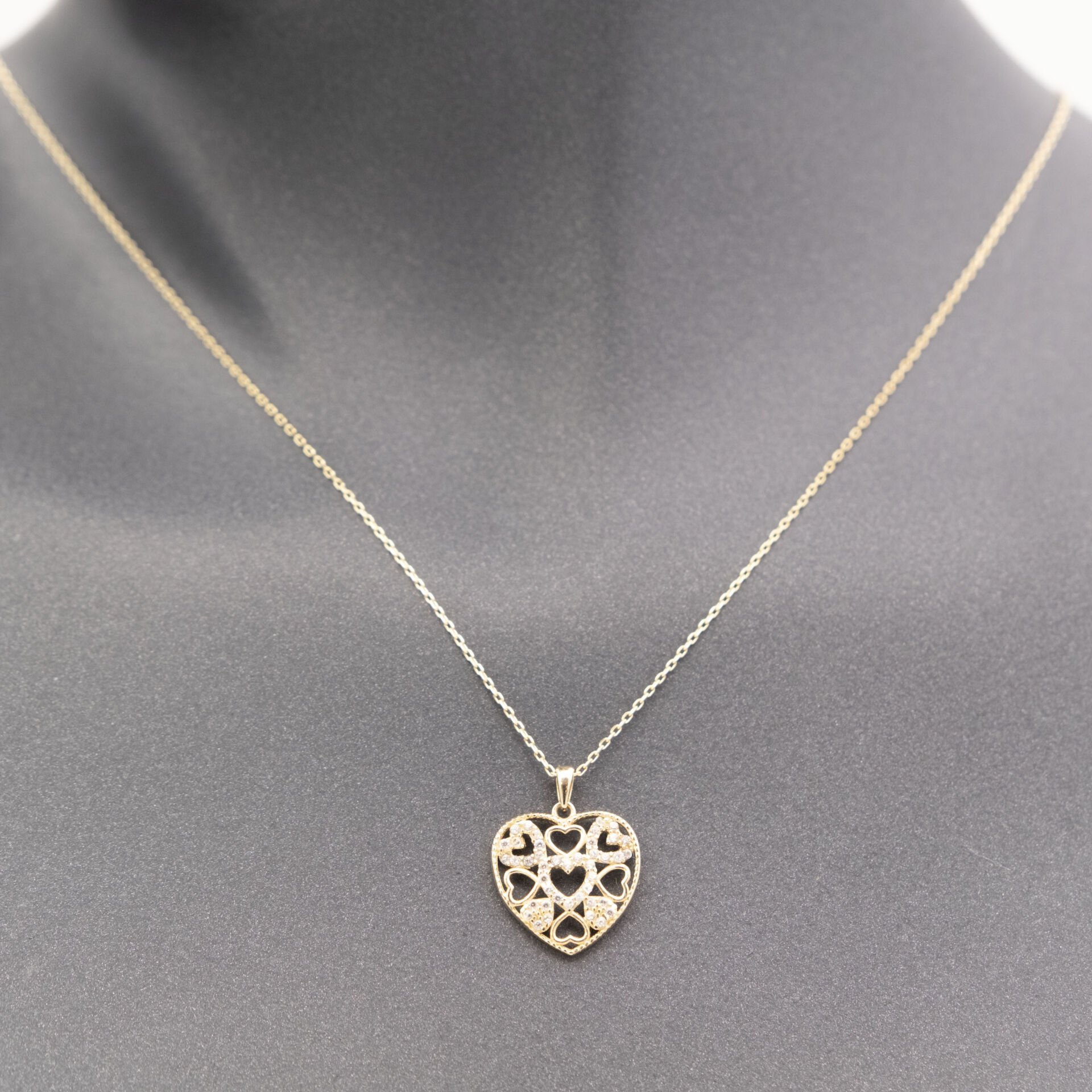 14 Taşlı Kalp Detaylı Altın Kolye