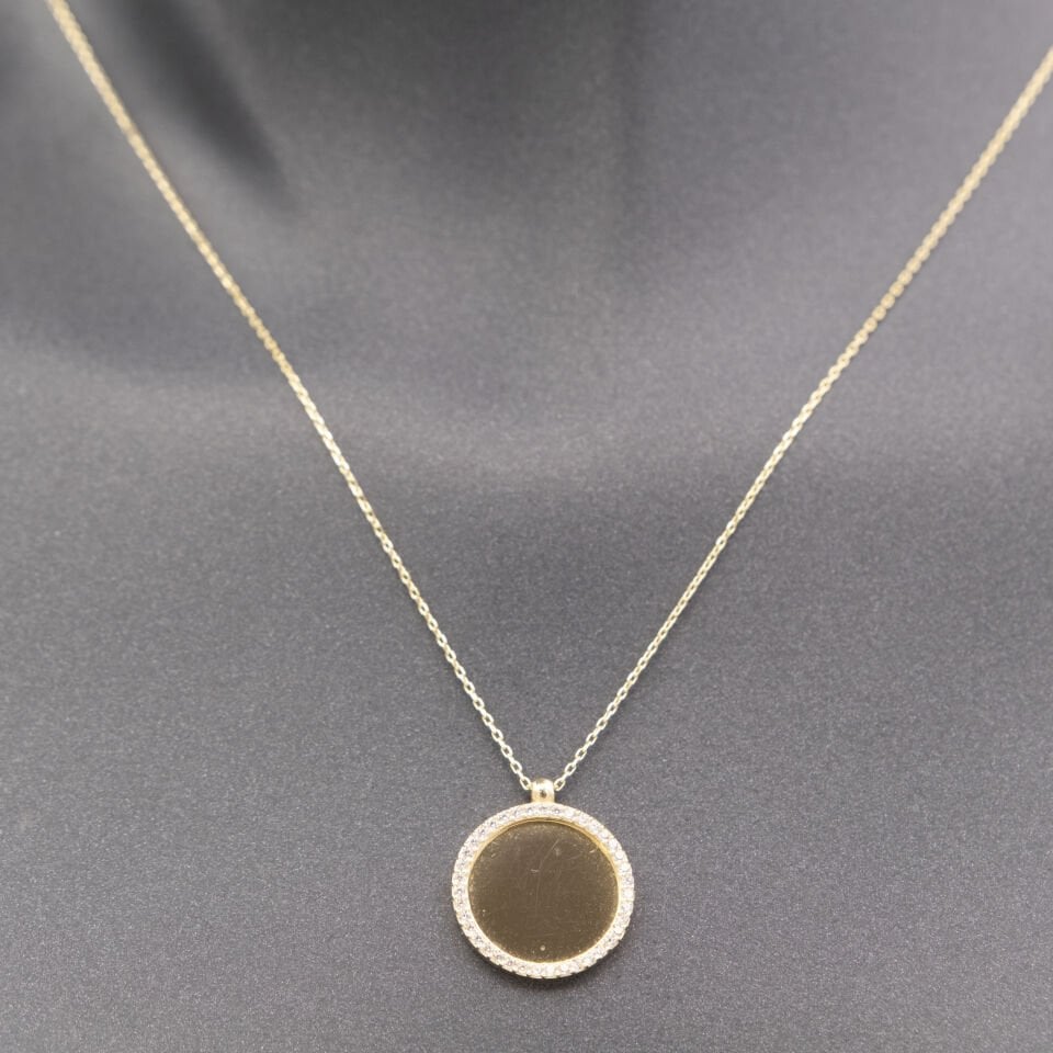 14 Çerçeveli Taşlı Plaka Altın Kolye