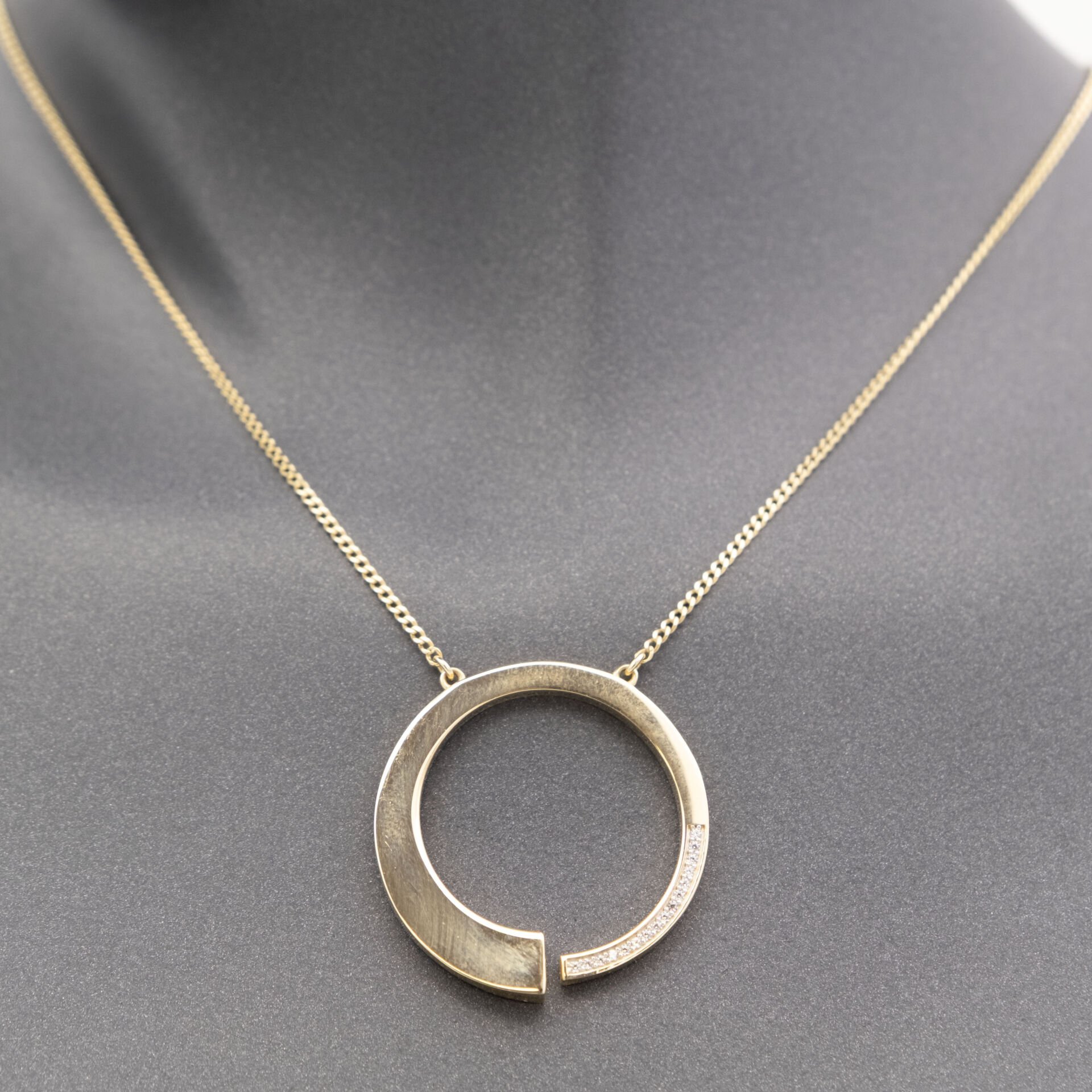 14 Beyaz Taşlı Dairesel Altın Kolye