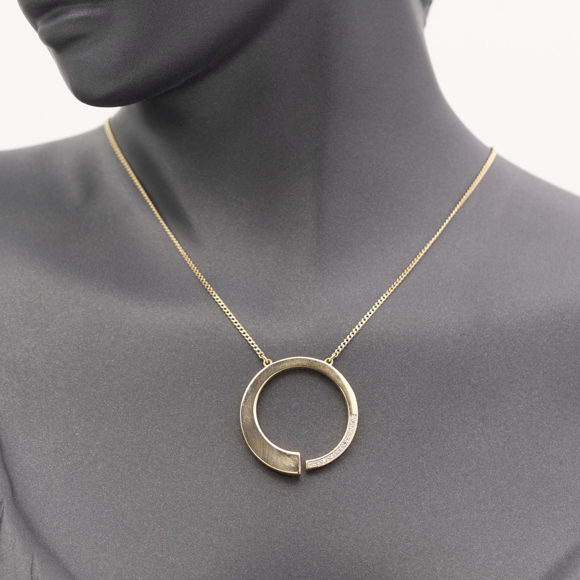 14 Beyaz Taşlı Dairesel Altın Kolye