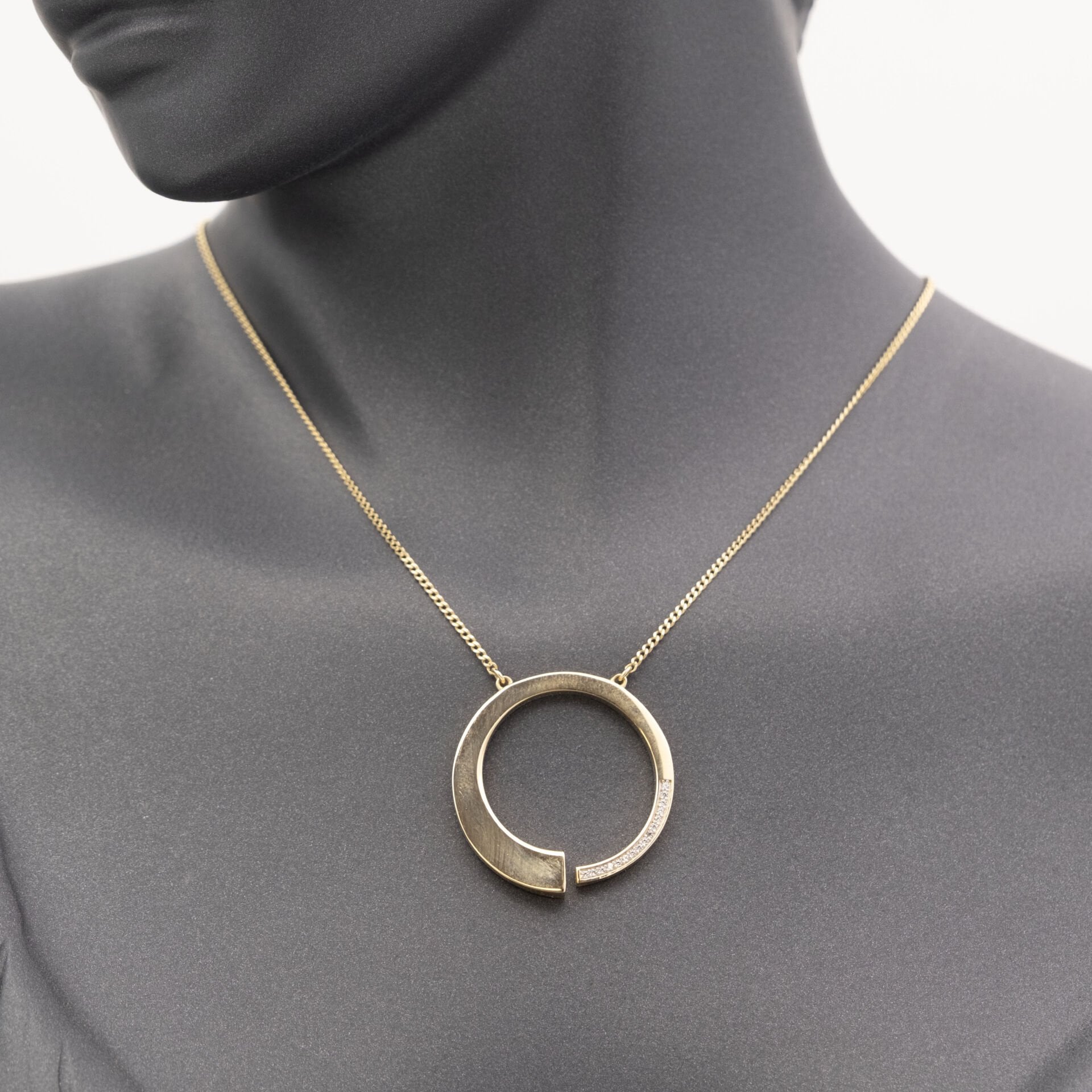 14 Ayar Beyaz Taşlı Dairesel Altın Kolye