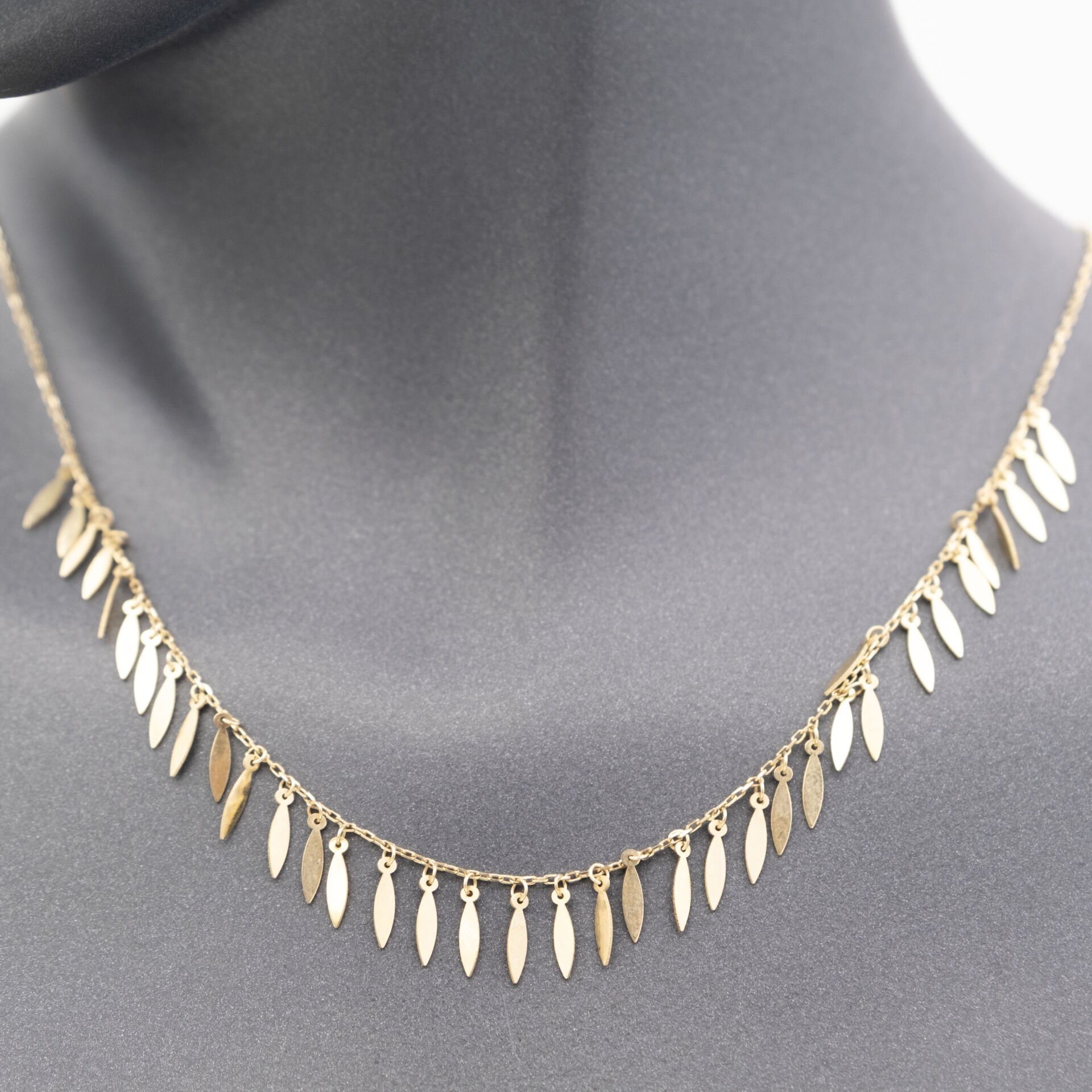 14 Yaprak Detaylı Altın Kolye