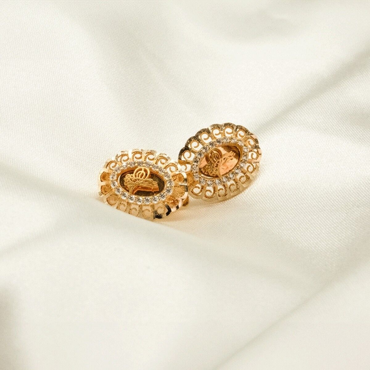 14 Ayar Oval Beyaz Taşlı Tuğralı Kenarları Halka İşlemeli Altın Küpe