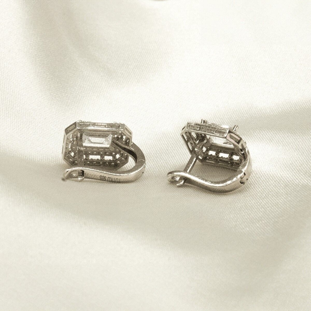 14 Ayar Çift Sıra Beyaz Taşlı Bagetli Beyaz Altın Küpe