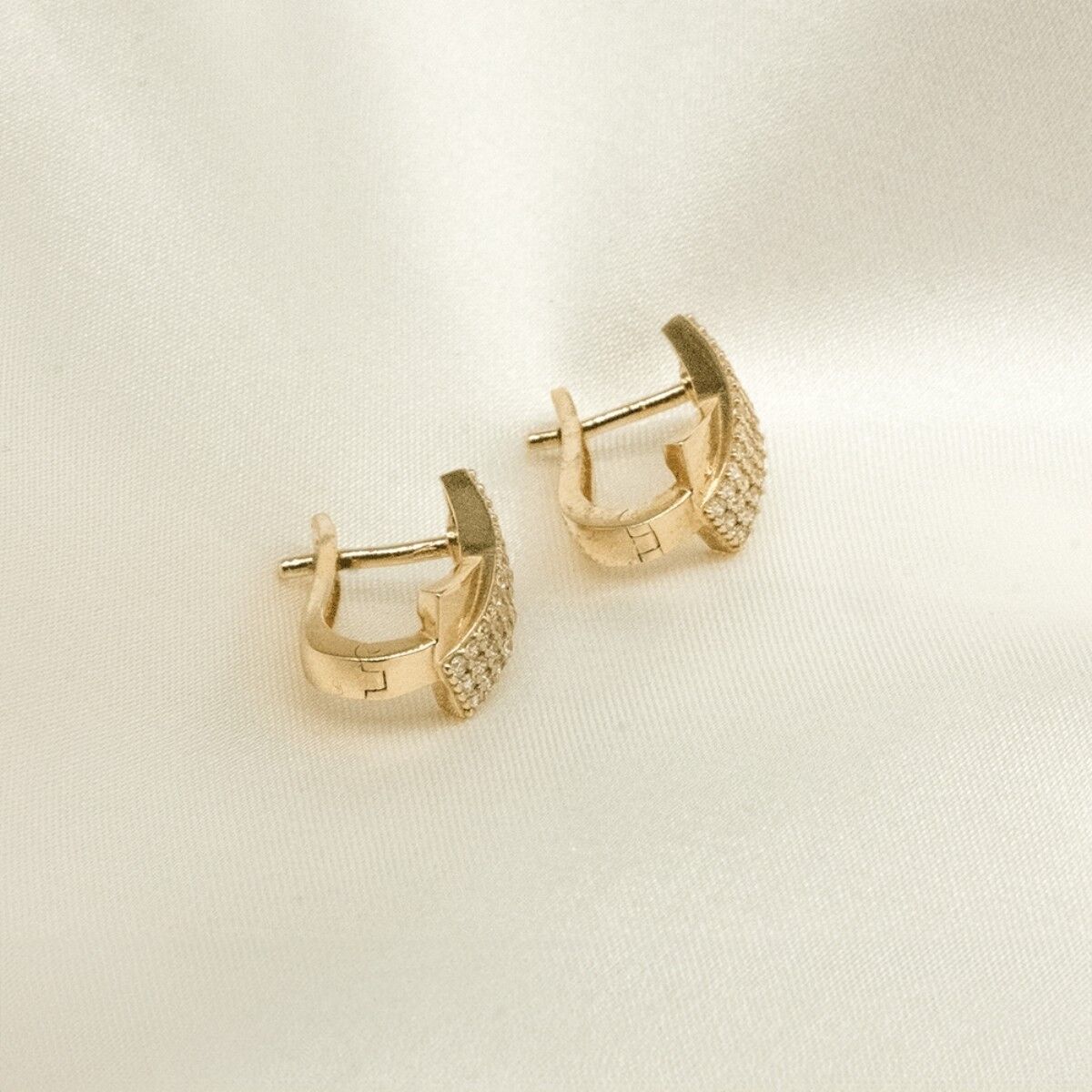 14 Ayar Dikdörtgen Yarısı Beyaz Taşlı Yarısı Taşsız Altın Küpe