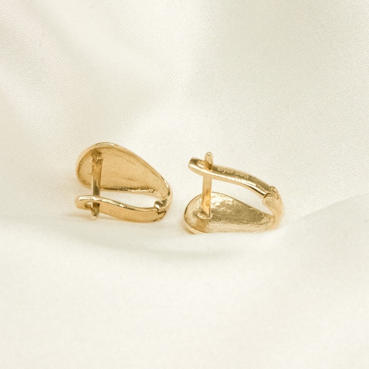 14 Ayar Ortası Parıltılı Damla Görünümlü Altın Küpe