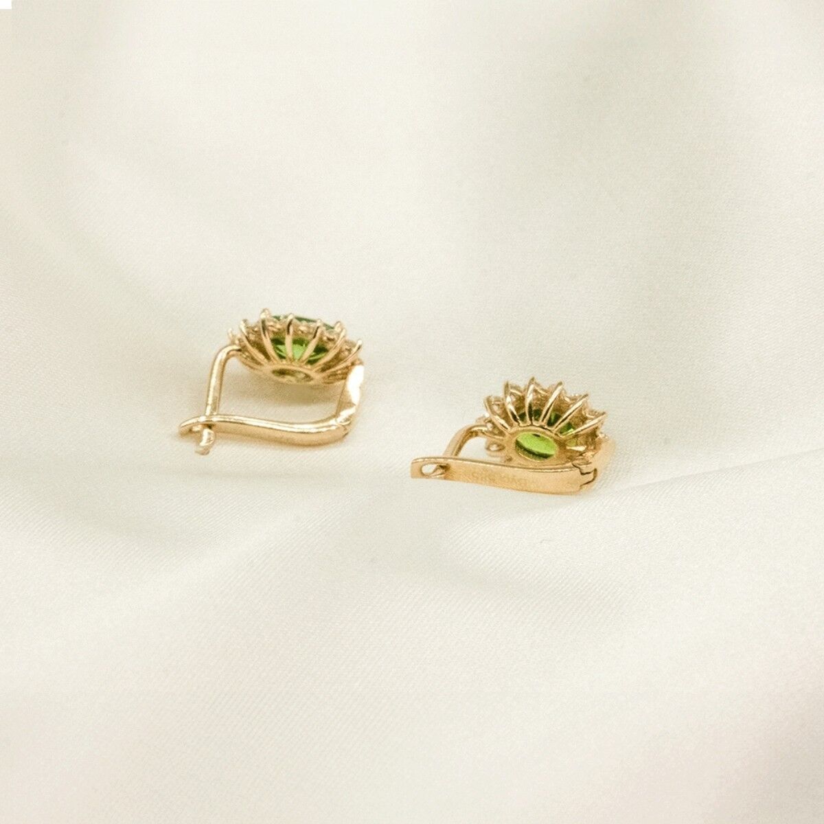 14 Ayar Beyaz Taşlı Kaplamalı Yeşil Zirkon Taşlı Çiçek Altın Küpe