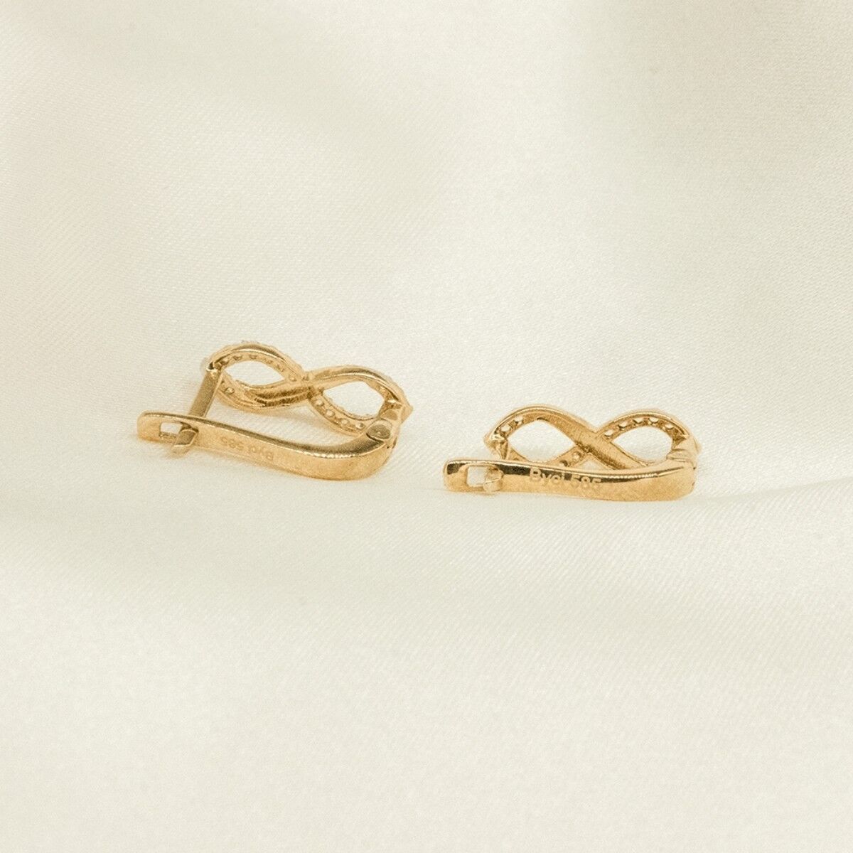 14 Ayar Yarı Beyaz Taş Kaplamalı Sonsuzluk Altın Küpe