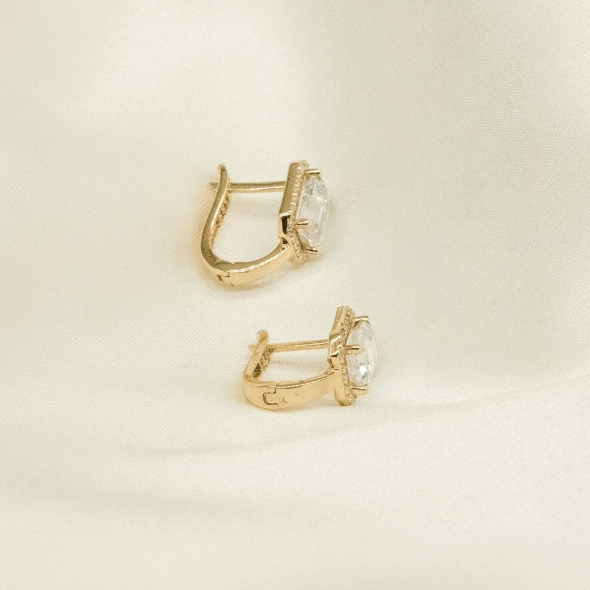 14 Ayar Beyaz Taşlı Ve Baget Taşlı Badem Tırnak Detaylı Altın Küpe