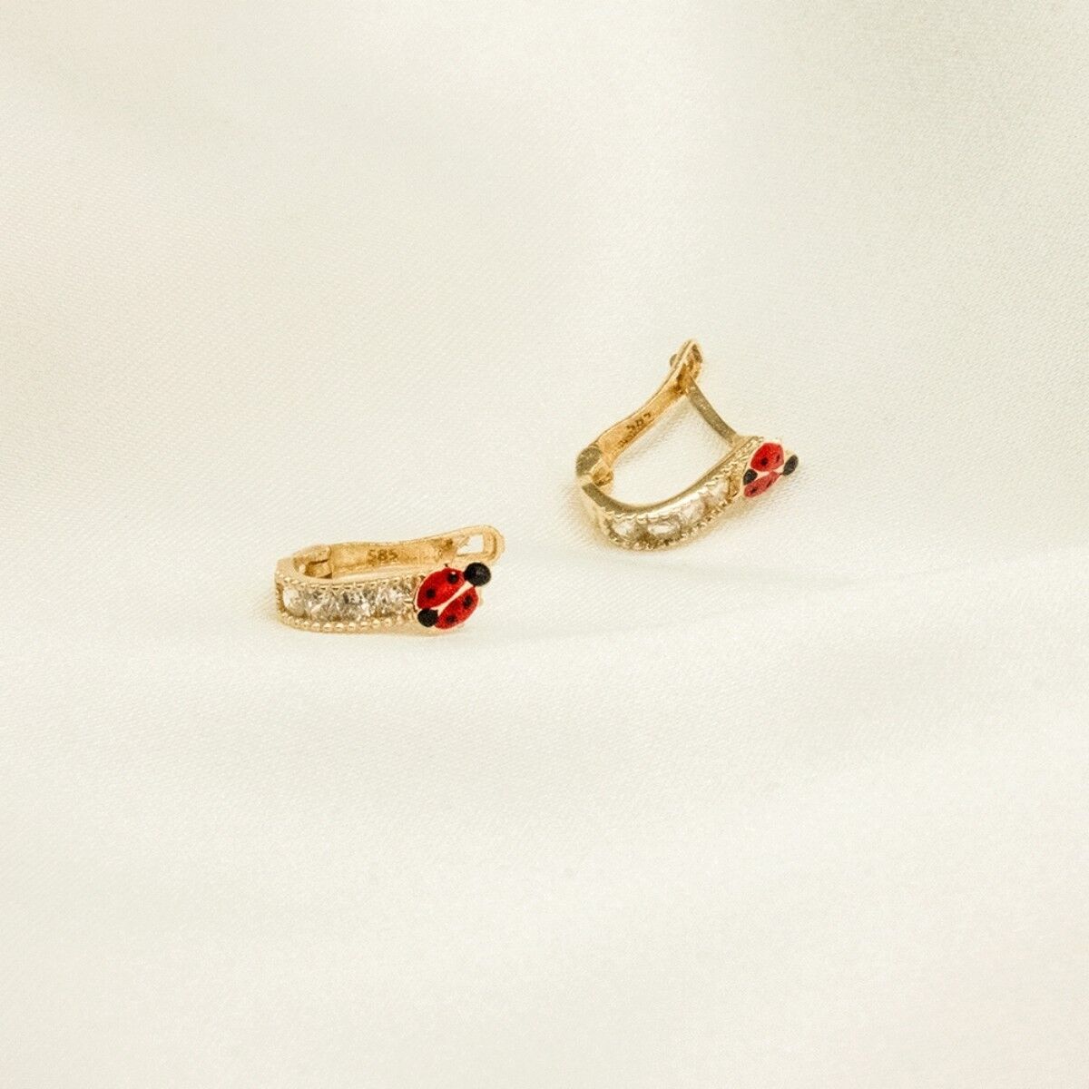 14 Ayar Beyaz Zirkon Taşlı Uğur Böceği Detaylı Altın Küpe