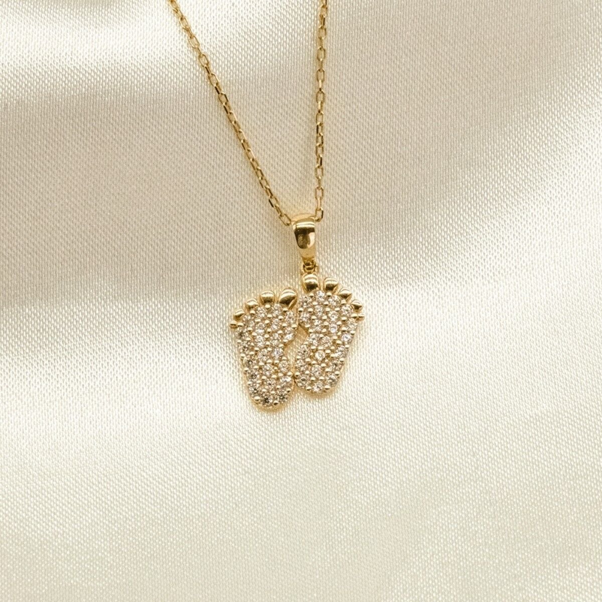 14 Ayar Beyaz Taş Kaplamalı Bebek Ayağı Altın Kolye