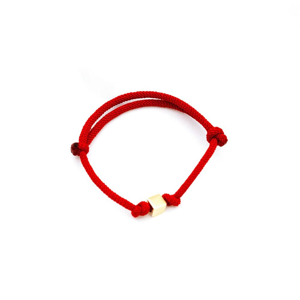 14 Ayar Kare Altın Küpü ve Kırmızı İp Detaylı Altın Bileklik