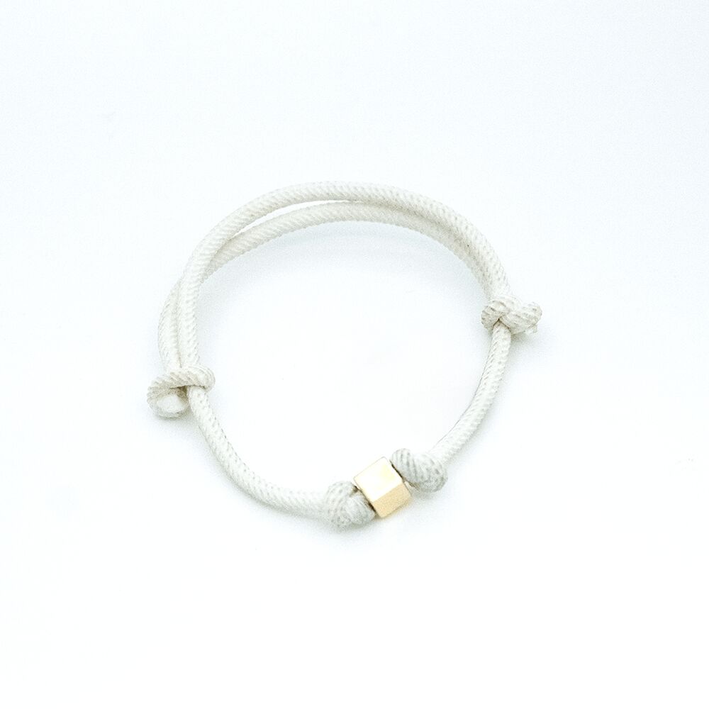 14 Ayar Kare Altın Küpü ve Beyaz İp Detaylı Altın Bileklik